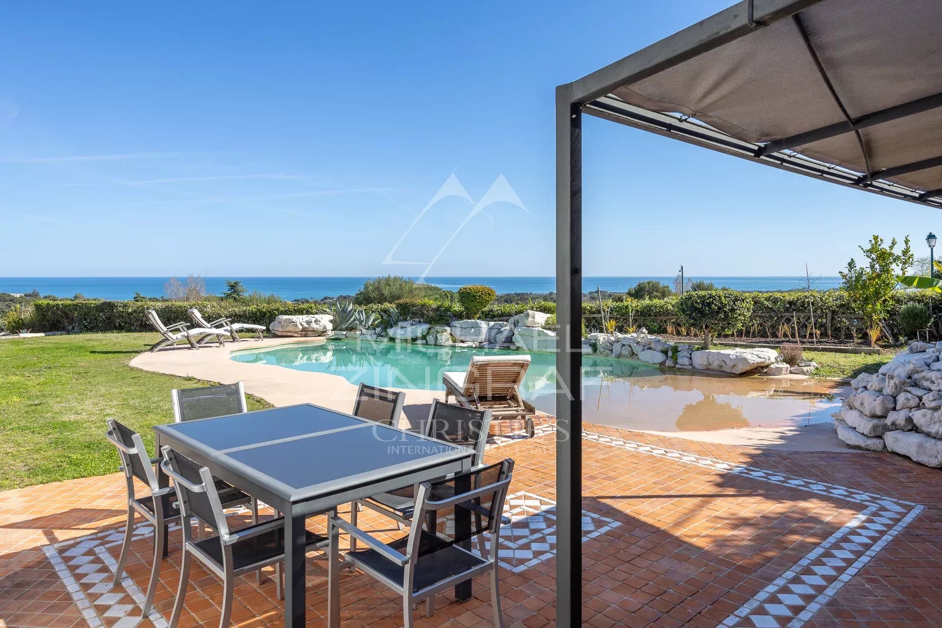 Villa d’exception au cœur d’un domaine prestigieux sur la Côte d’Azur – à seulement 12 minutes de l’aéroport international de Nice