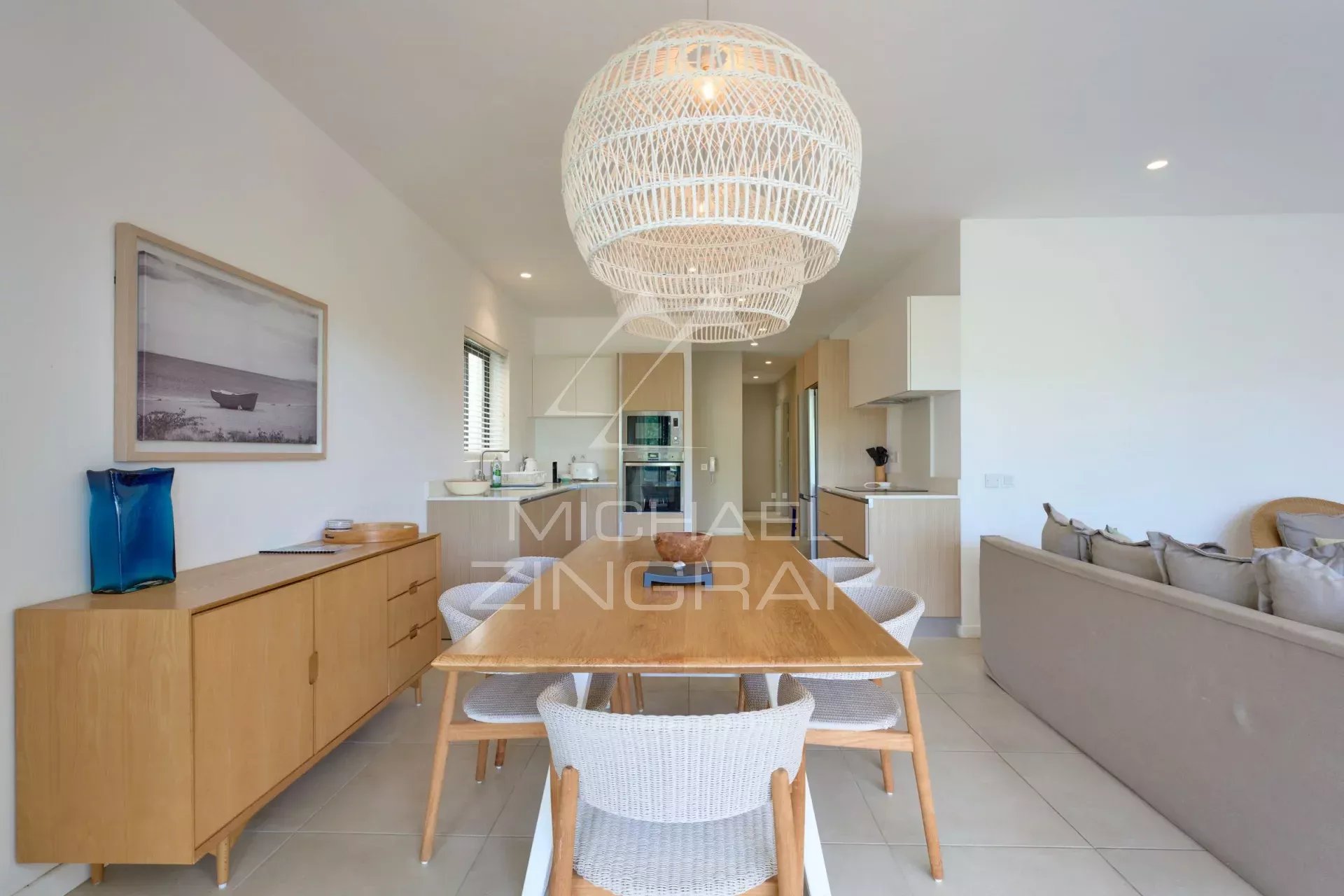 Élégant Appartement de 3 Chambres dans une Résidence Sécurisée à Pointe aux Canonniers