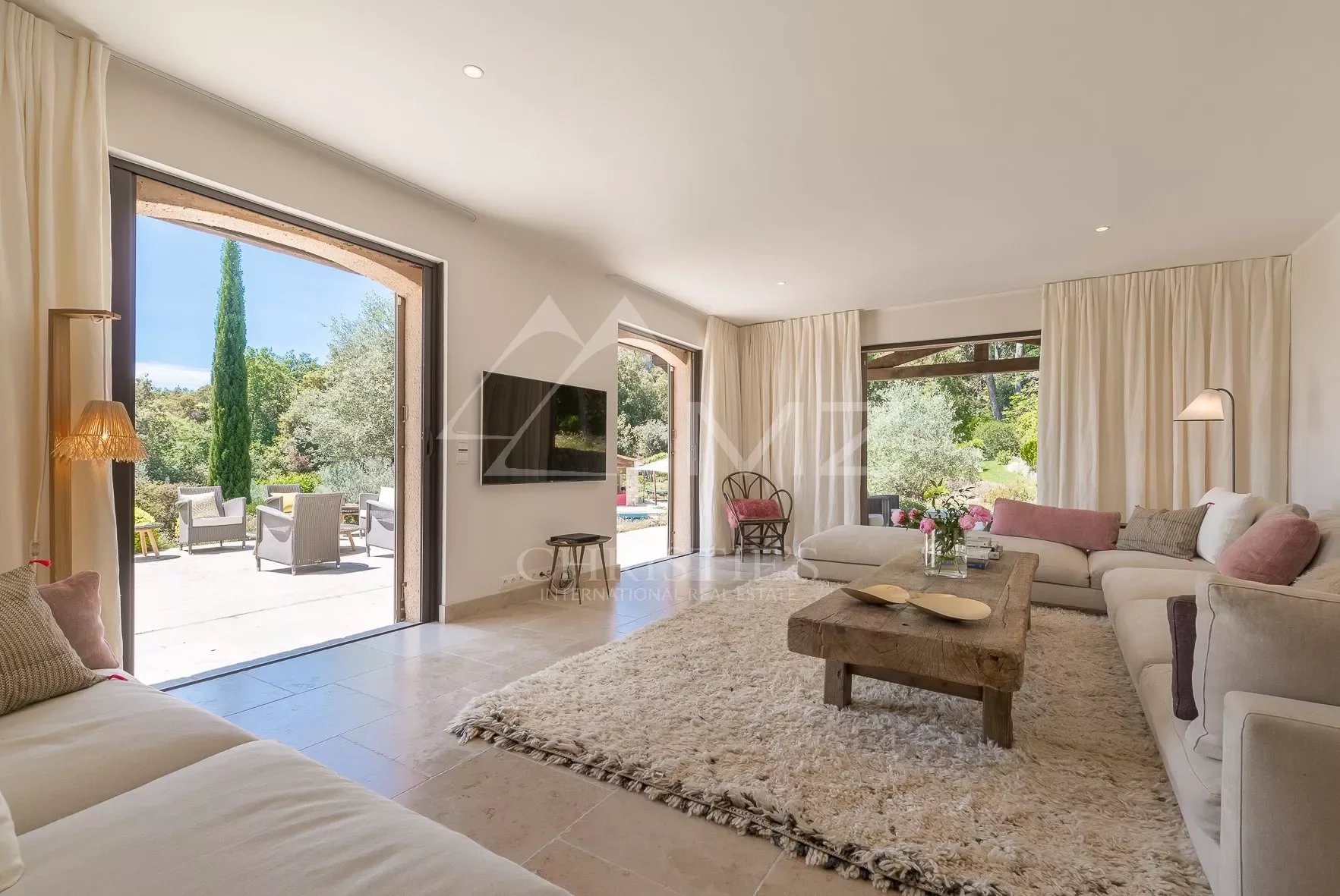 Cannes hinterland - Superb villa in a prestigious gated domain