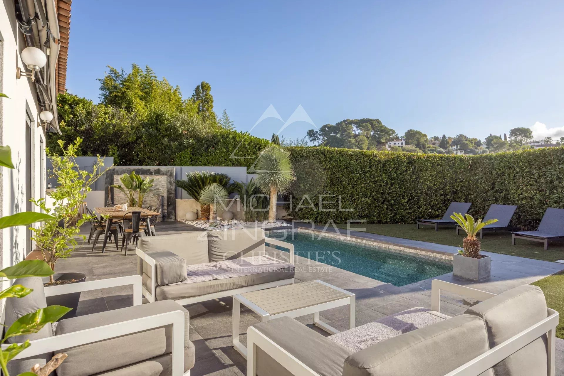 Charming modern Provençal-style villa