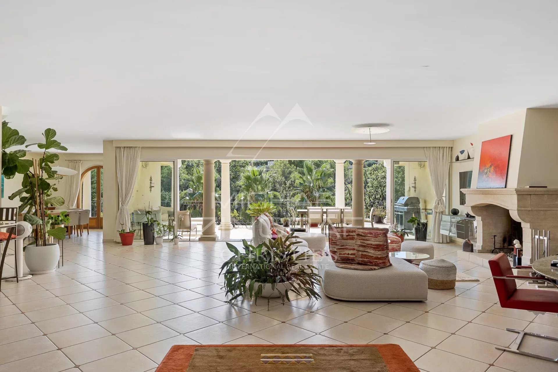 Villa mit außergewöhnlich großzügigen Räumlichkeiten