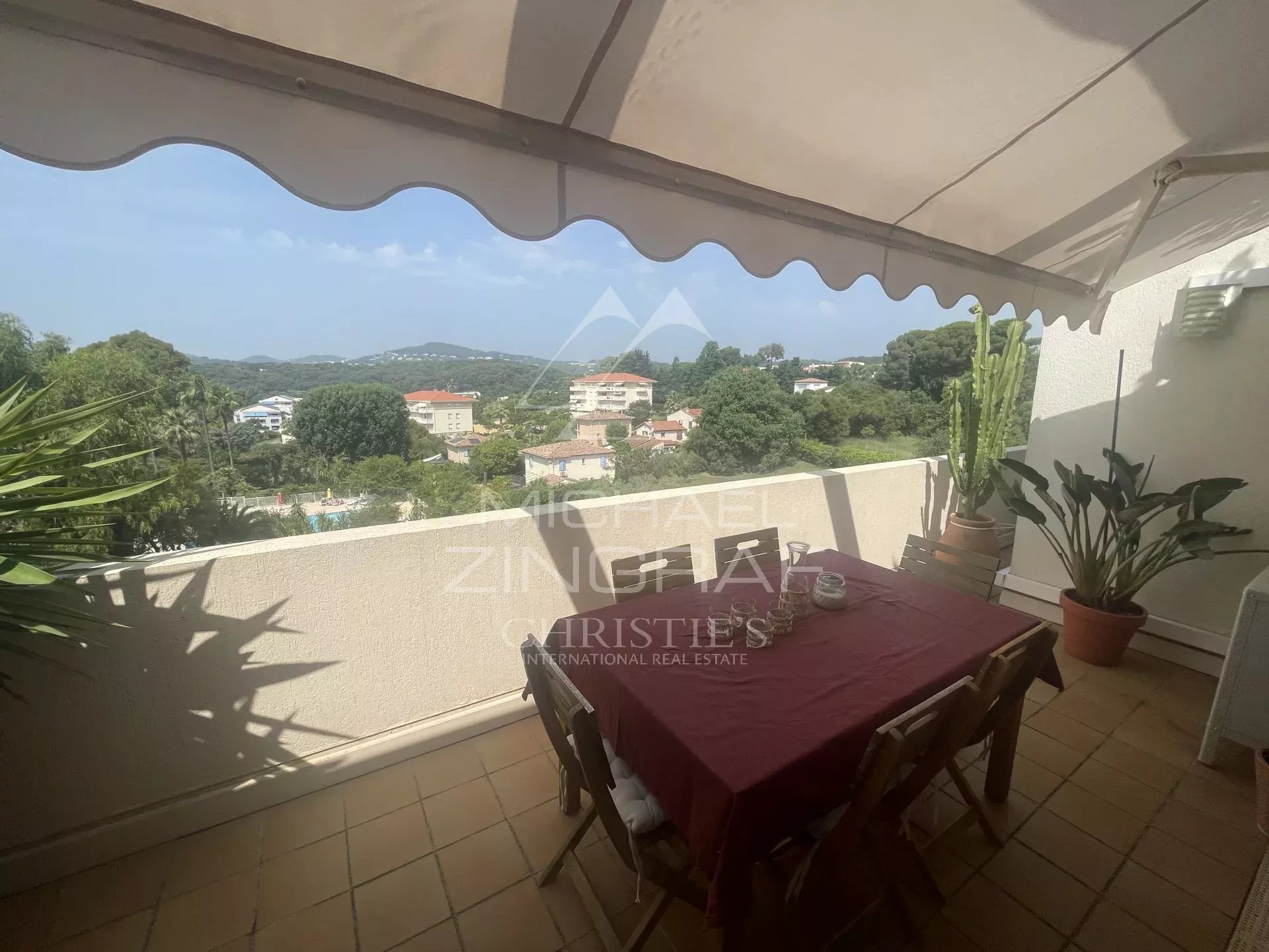 Dernier Étage Antibes – Appartement 4 Pièces avec Vue d’Exception et Prestations de Luxe