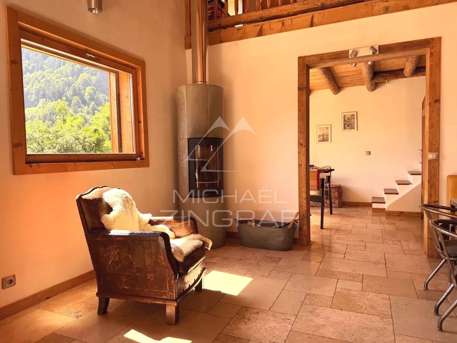 Chalet Flumet „Coup de coeur” – Holz und großzügige Räume – Ruhig gelegen mit schöner Aussicht – Dorf zu Fuß erreichbar