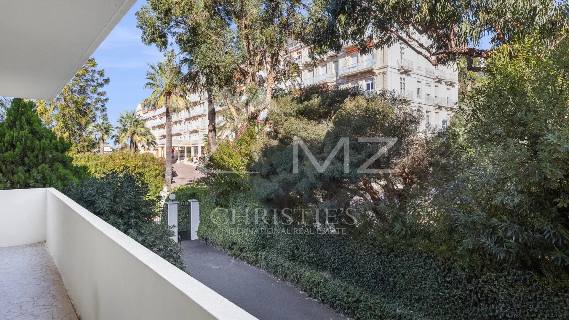 Superb 4-room corner apartment in a luxury residence