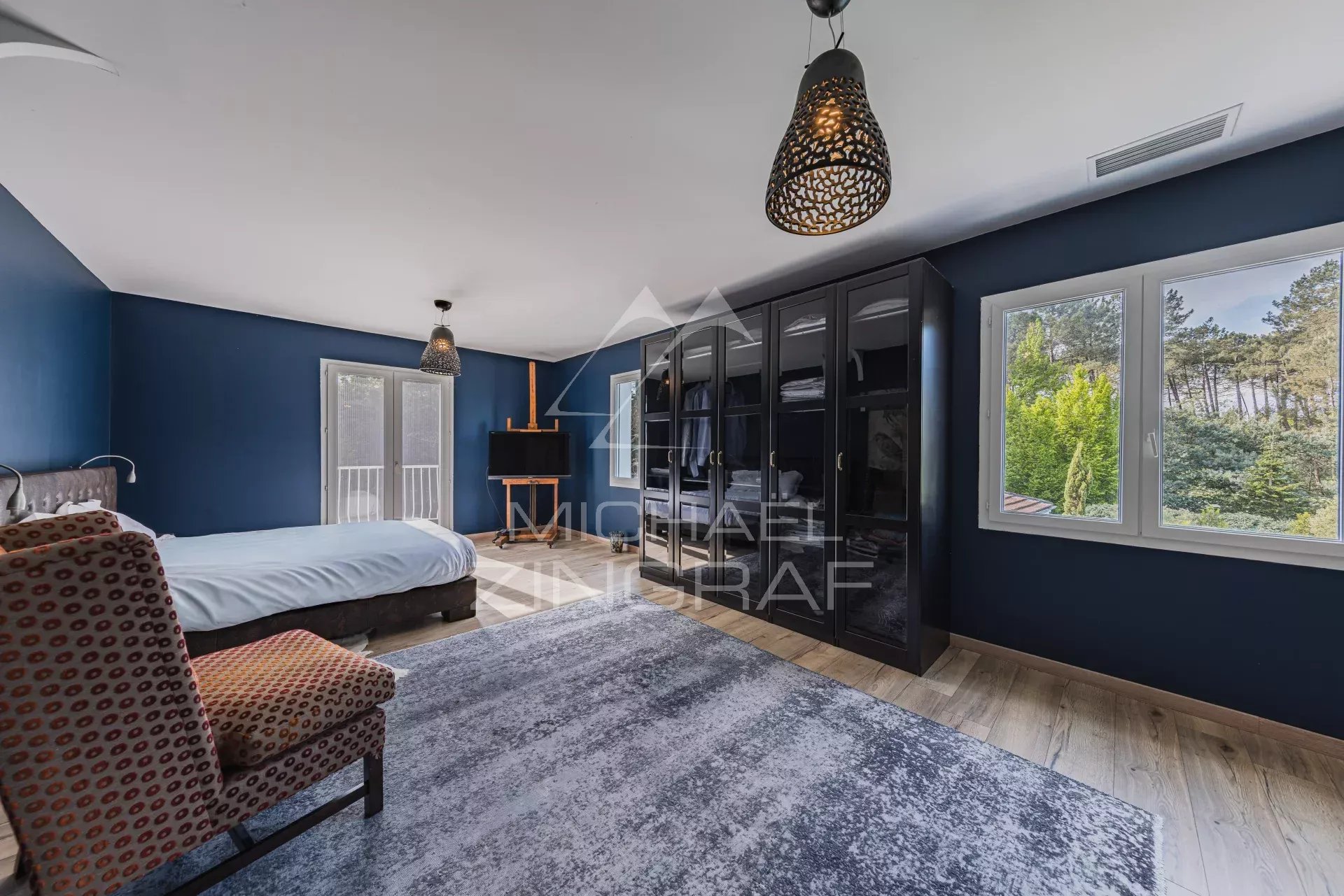 n Mimizan, on the edge of the forest, a unique property