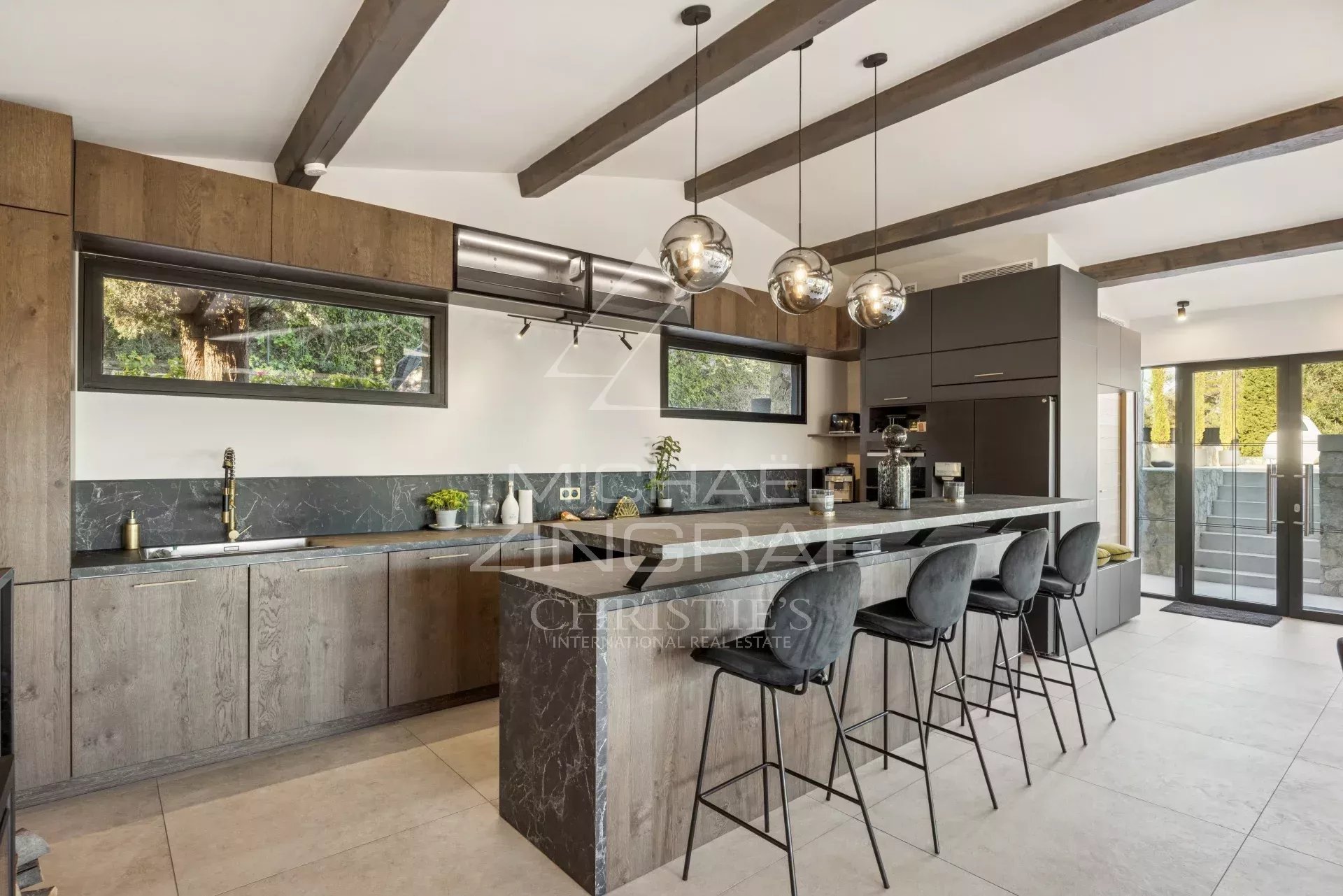 Découvrez cette Propriété d'Exception avec Piscine et Spa à Valbonne