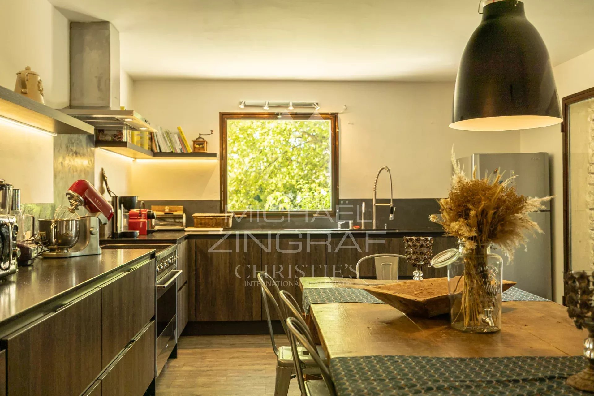 Gordes - Superbe villa en pierres avec vues sur un terrain constructible.