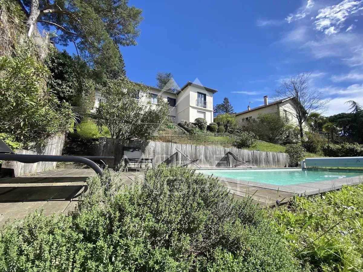 Belle maison des années 50 avec parc arboré, piscine et vue panoramique