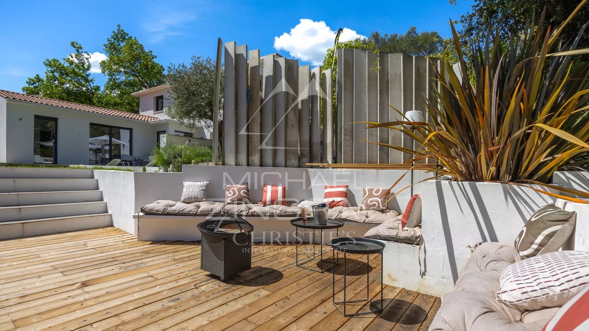 Élégante villa de style contemporain au calme absolu