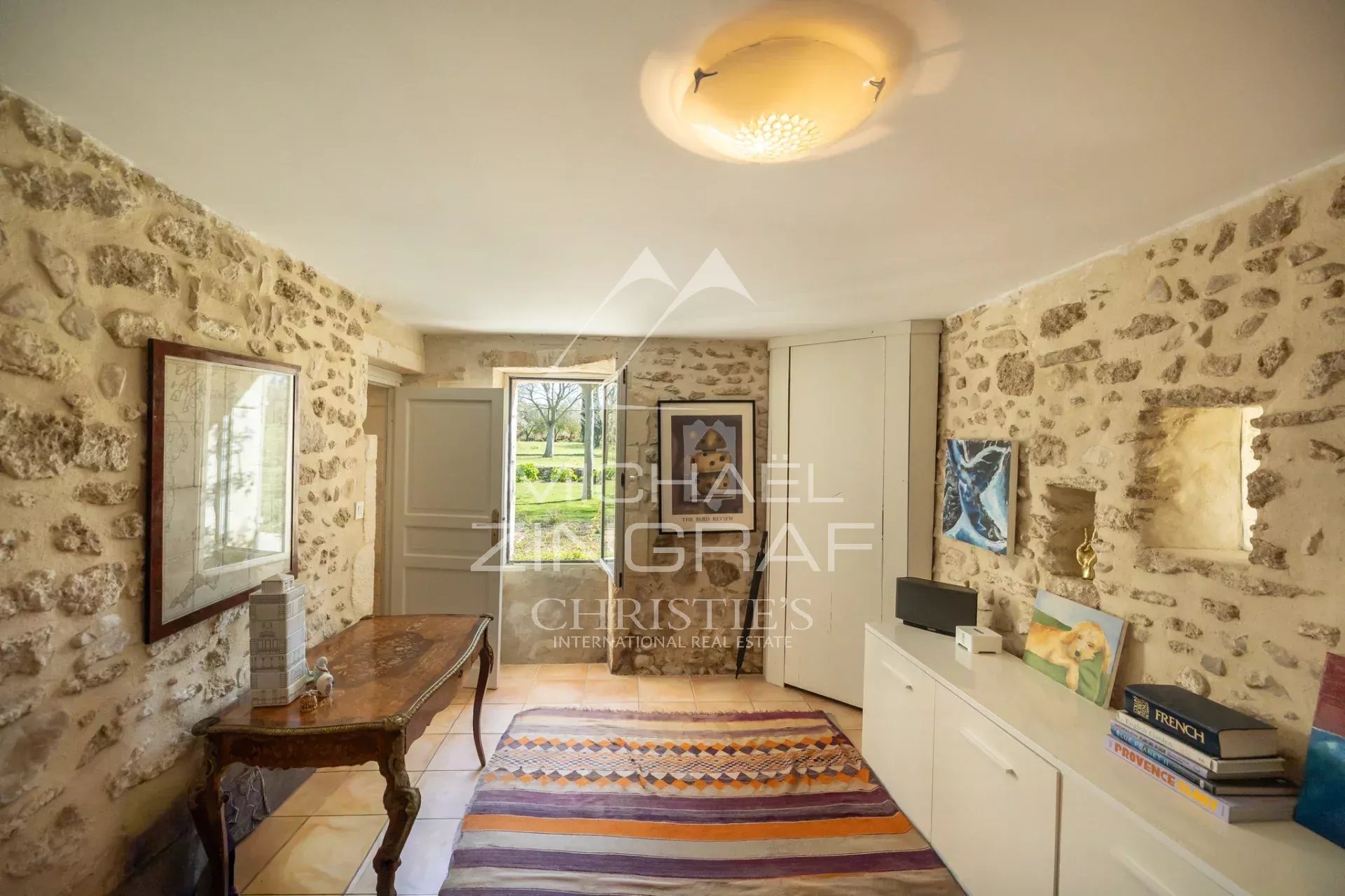 Mas provençal en pierre entouré d'oliviers