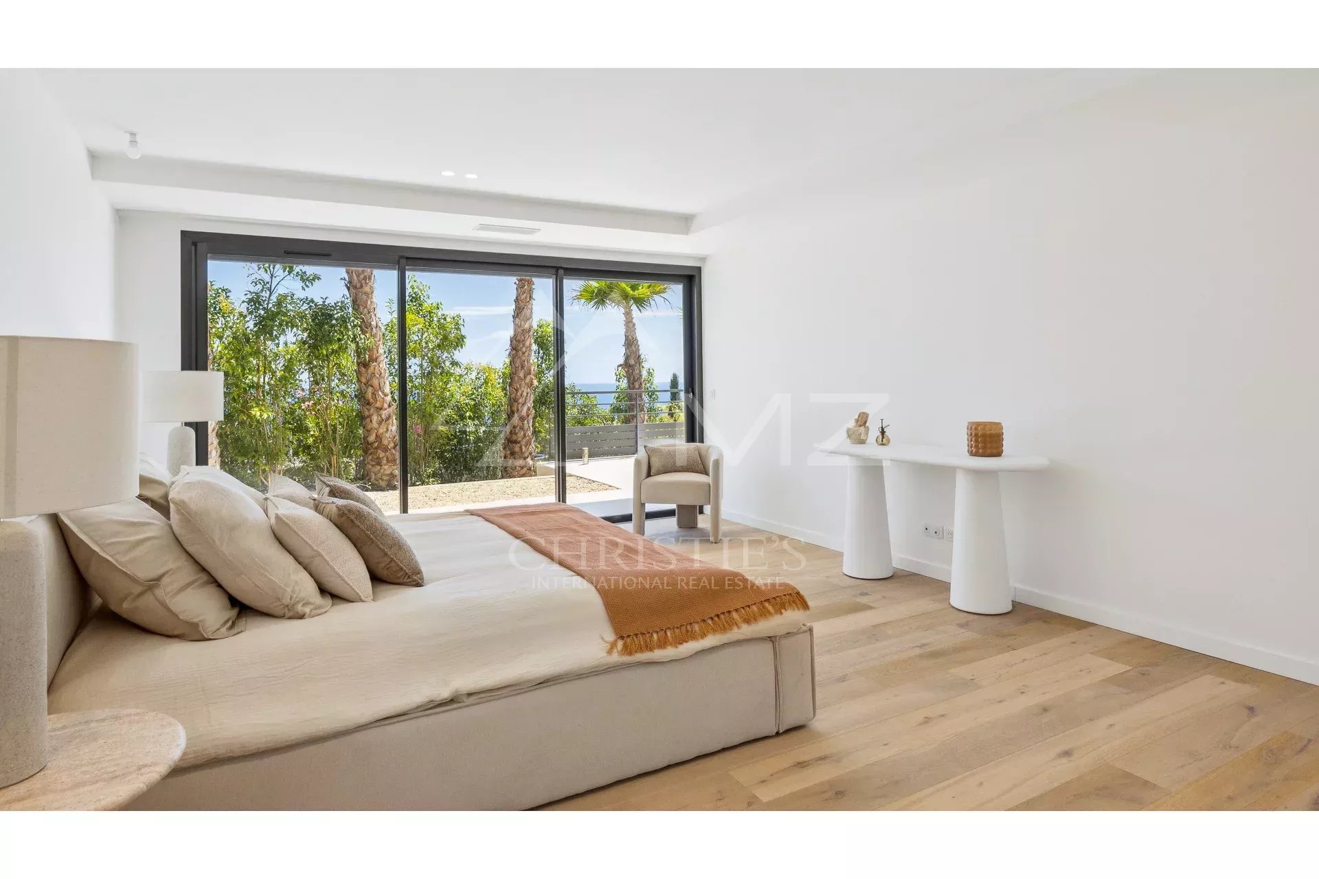 Villa contemporaine d’exception avec vue panoramique sur la mer et le Massif de l’Estérel Un bien rare où l’élégance rencontre la nature.