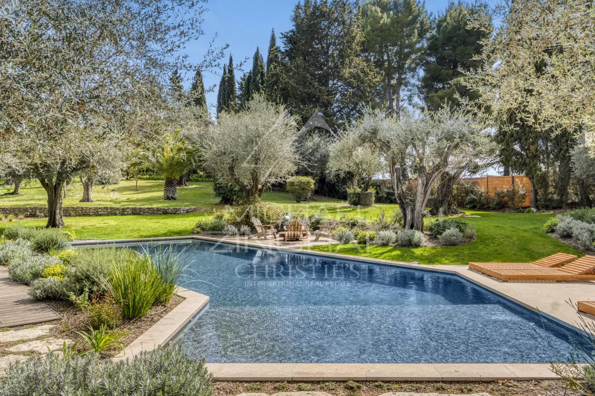 In der Nähe von Cannes – Hervorragende Villa mit Charme und moderner Ausstattung – 5/6 Schlafzimmer