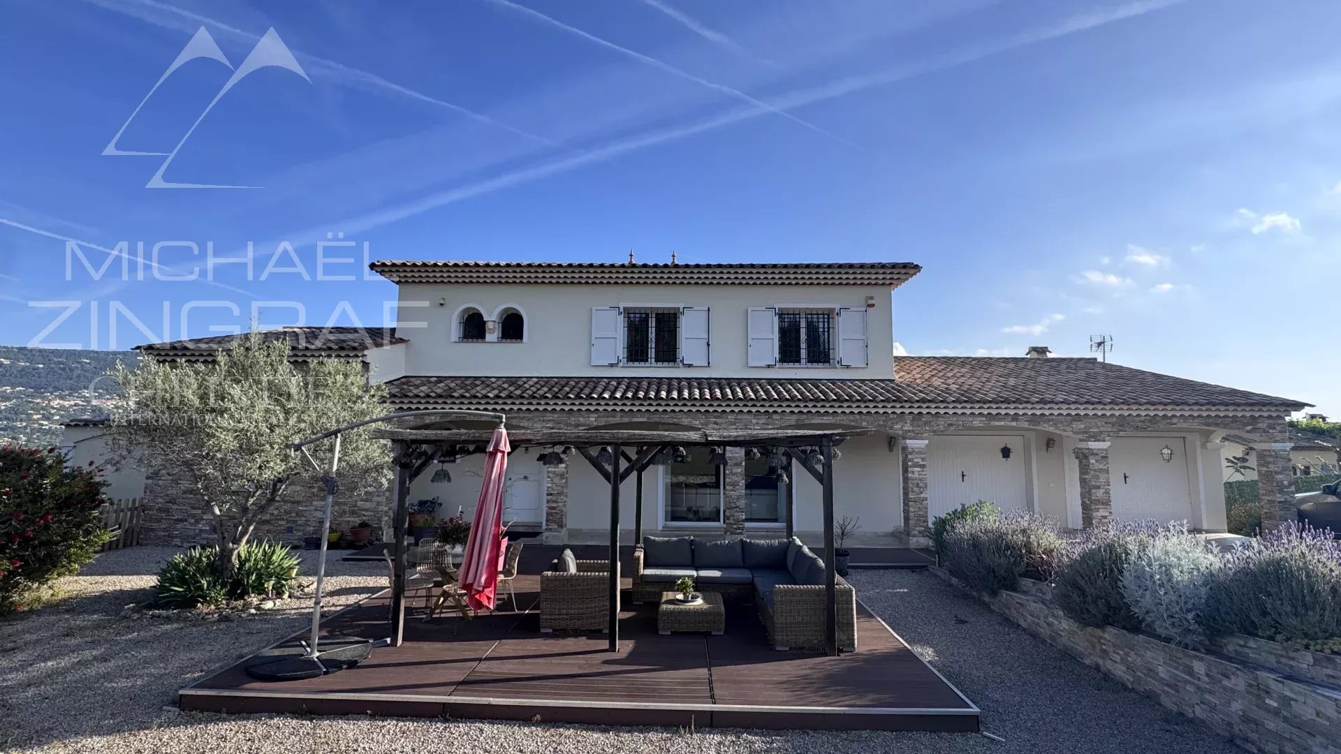Elegant villa with open views over the hills