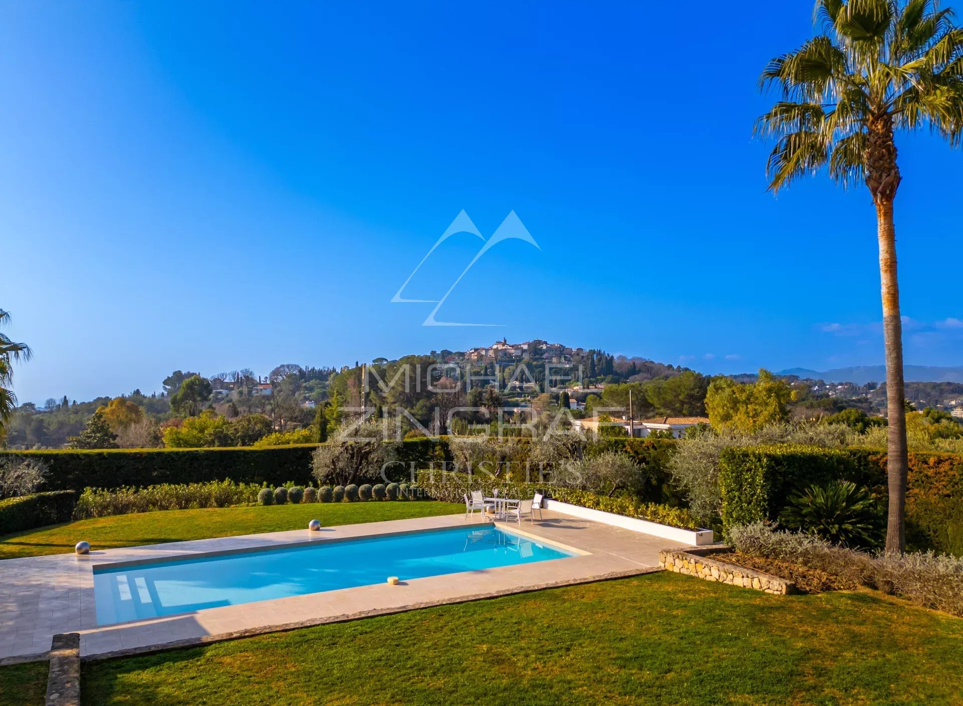 Mougins - Vue panoramique sur le village et la mer