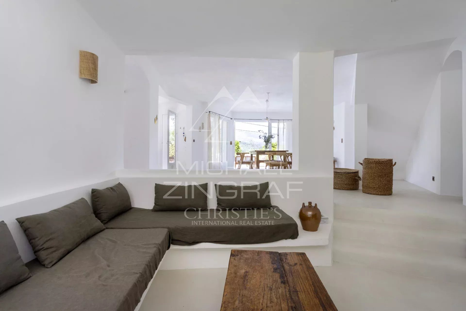 Roquefort-les-Pins: Elegante, Komplettrenovierte Immobilie