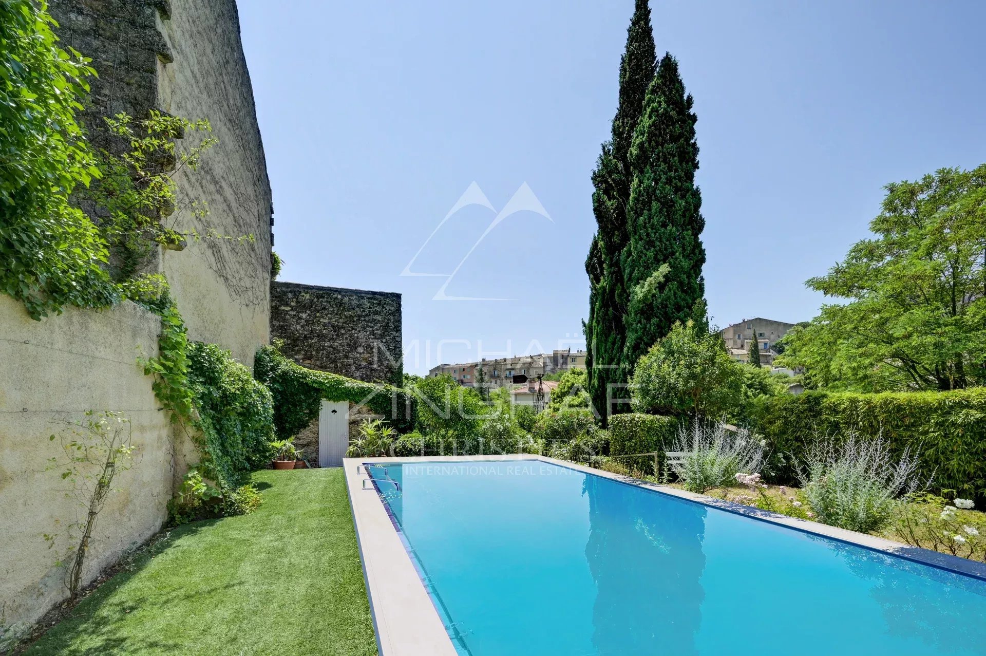 Authentic farmhouse in the heart of the Luberon