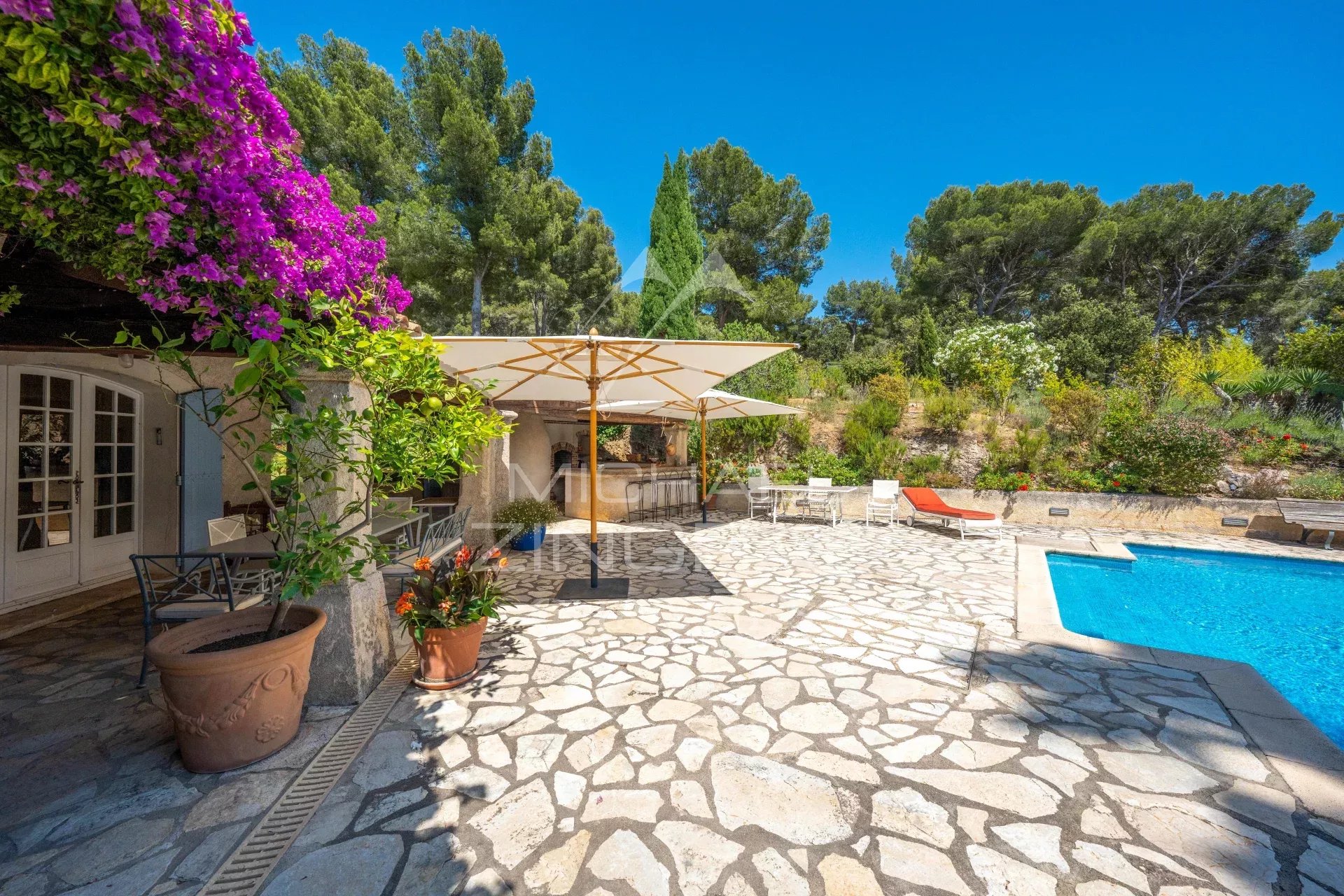 Exclusivité sur St-Cyr-sur-Mer Propriété avec piscine et tennis