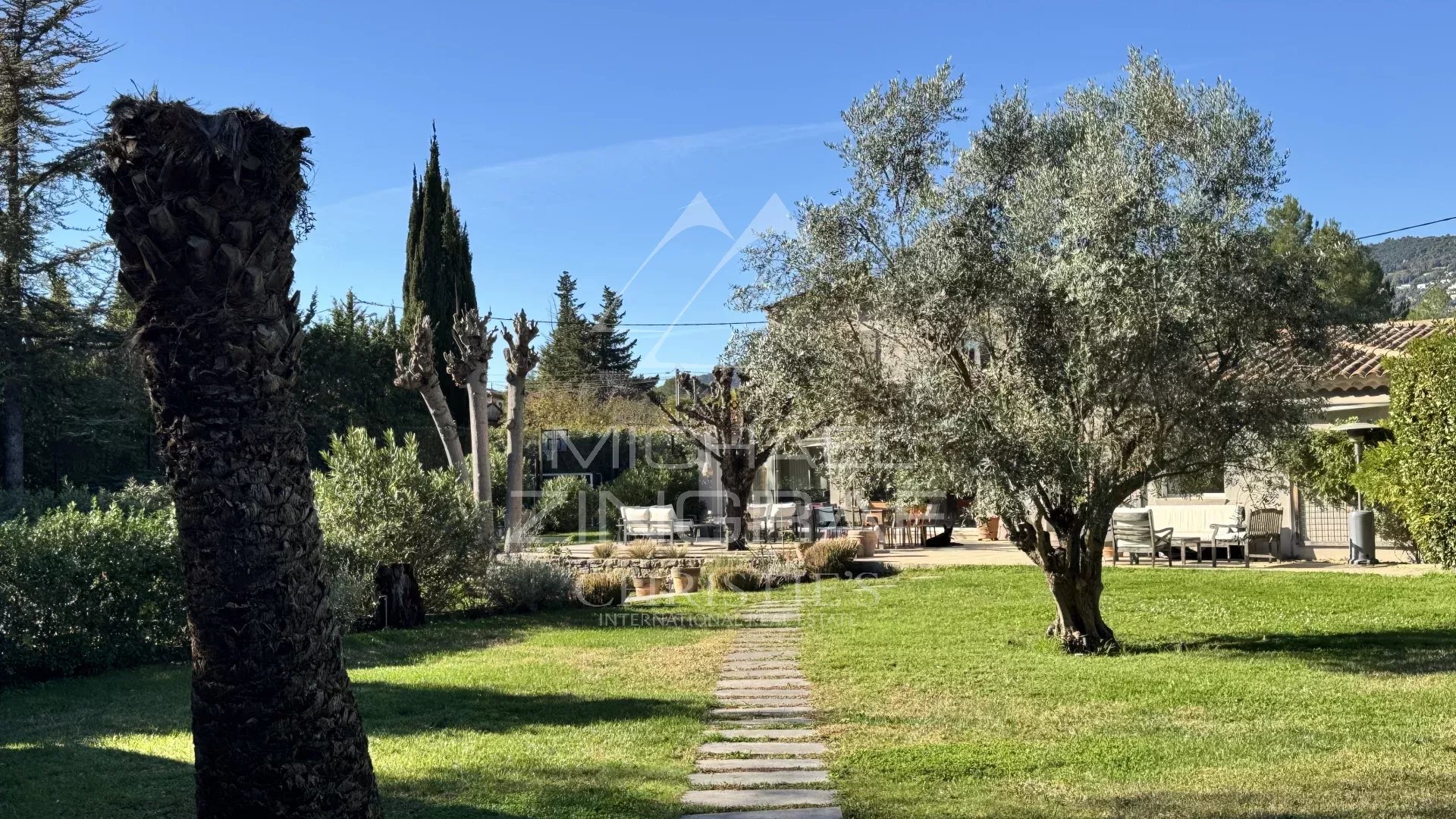 Exklusive Villa mit 8 Suiten und umfassenden Freizeiteinrichtungen