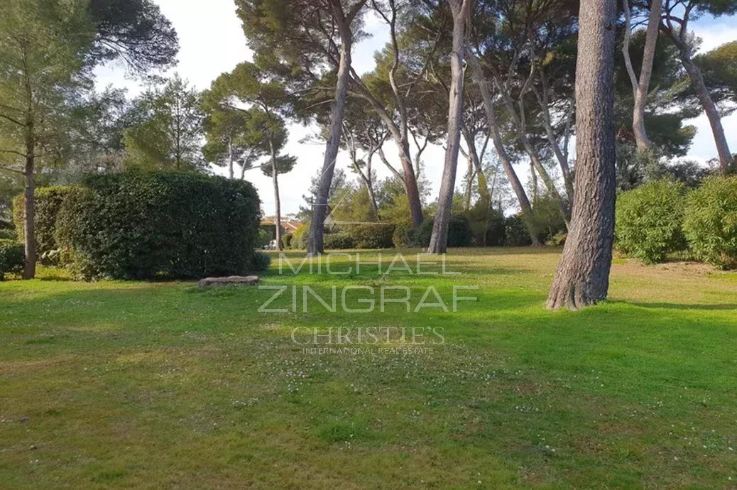 Cap d’Antibes – Élégant appartement vue dégagée échappée mer au cœur d’un parc privé