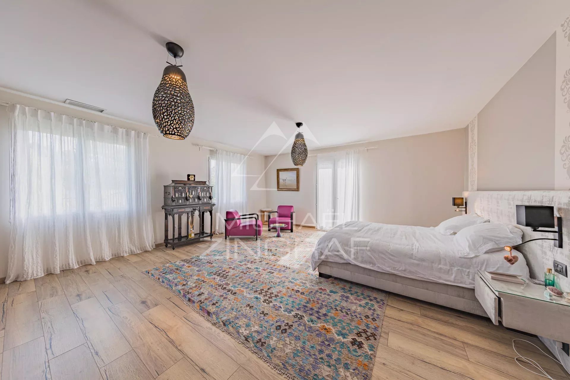 n Mimizan, on the edge of the forest, a unique property