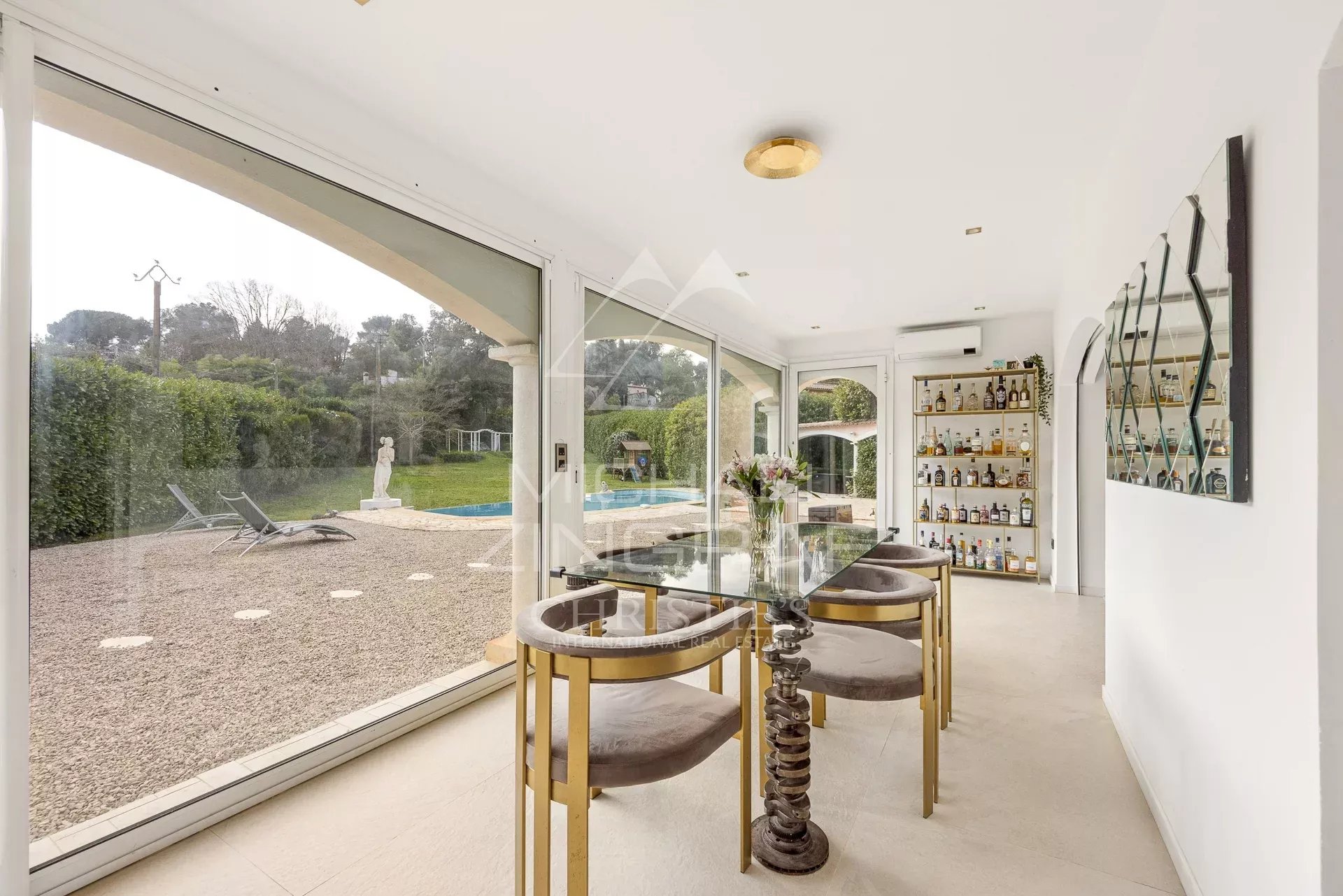 Roquefort-les-Pins – Élégante villa provençale moderne au cœur d’un environnement verdoyant