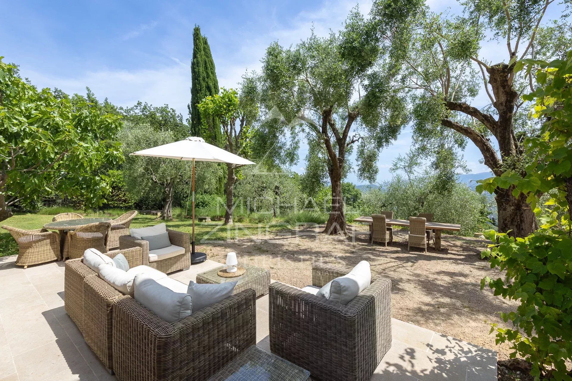 Domaine vue mer et lac, oliveraie , tennis avec villa  principale et pavillon d'hôtes.