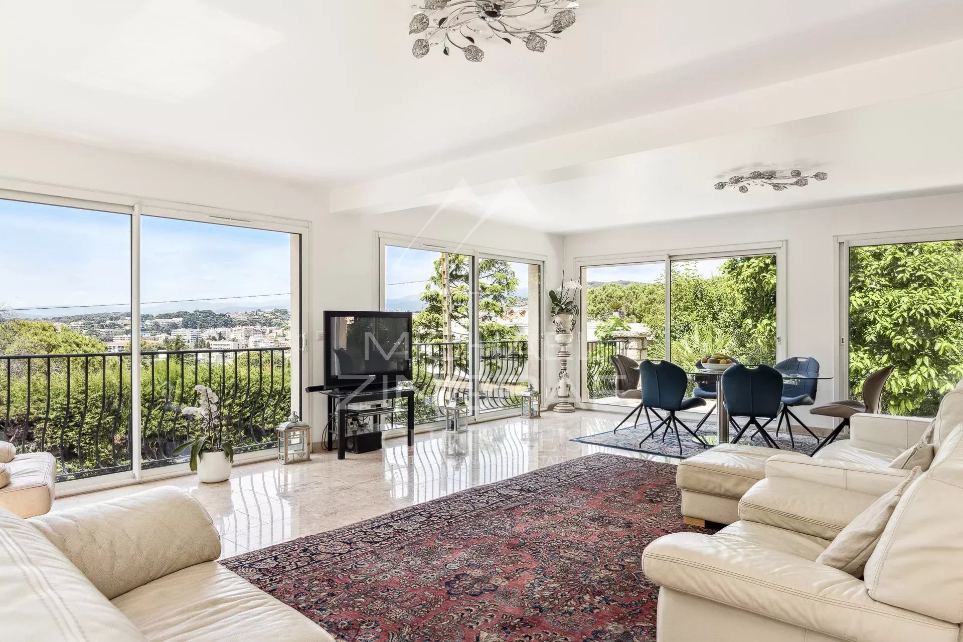 Cannes - Oxford - Panoramablick auf die Stadt