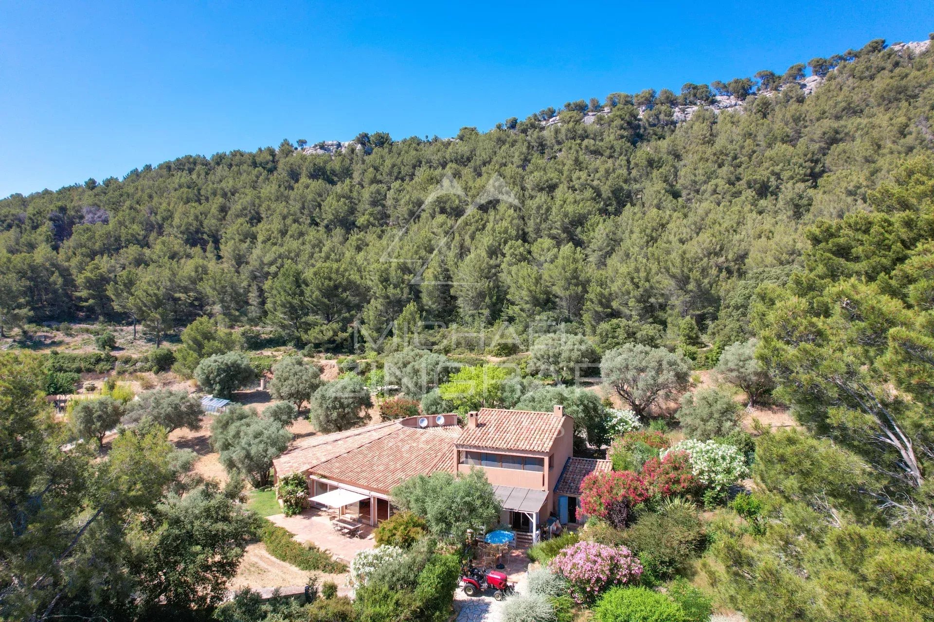 Exclusivité sur St-Cyr-sur-Mer Propriété avec piscine et tennis