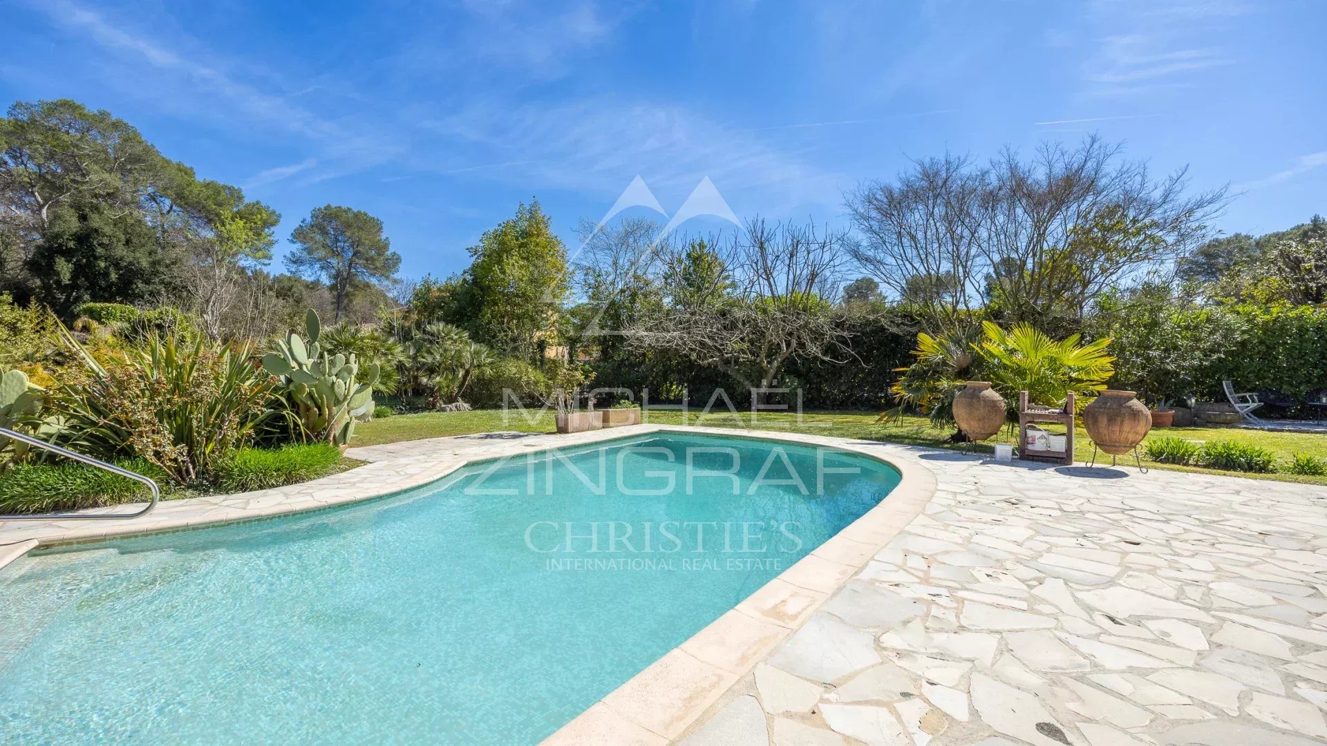 Roquefort-les-Pins – Elegant family property in the heart of a sought-after residential area
