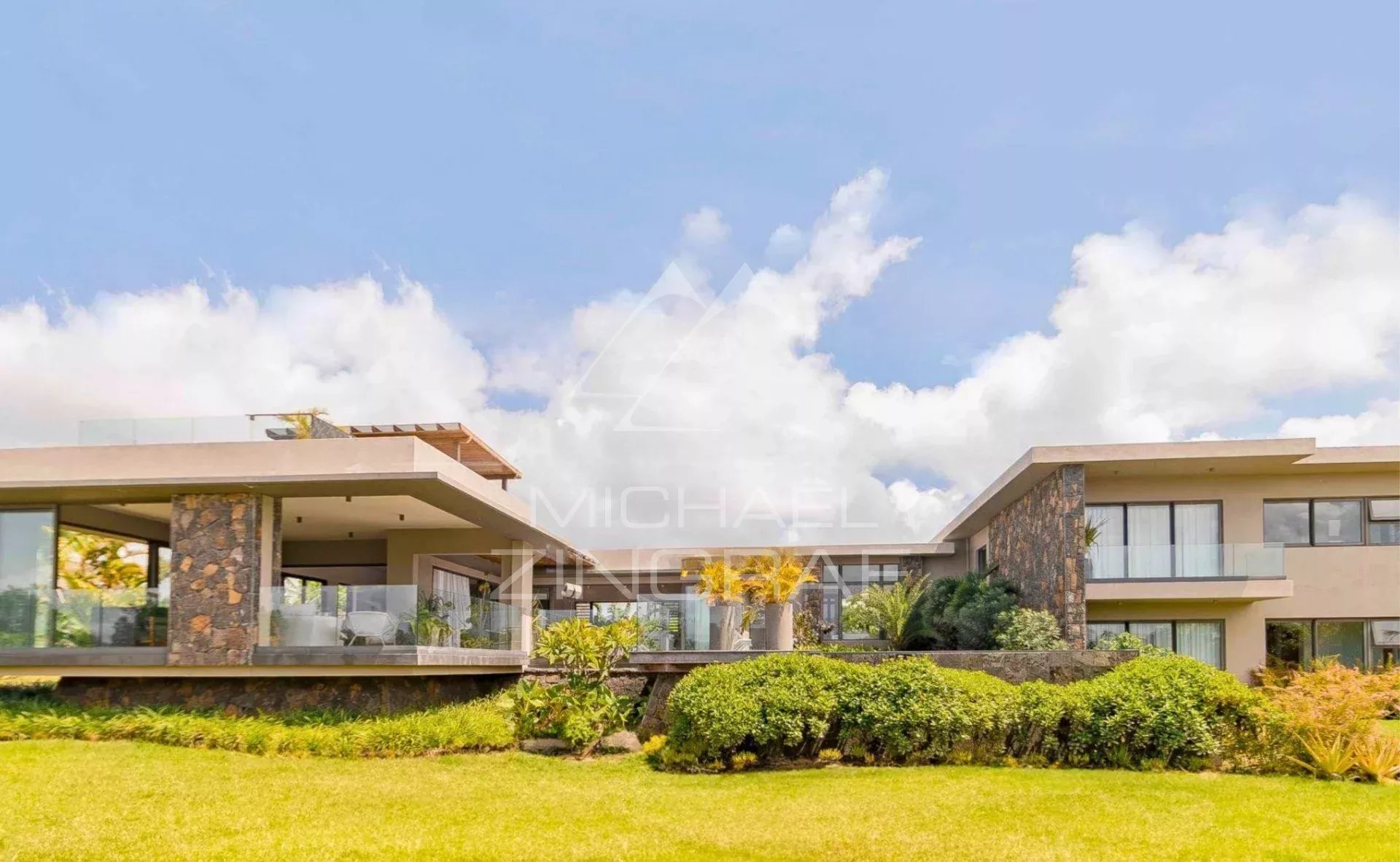 Villa de luxe avec vue sur la mer dans un domaine de golf prestigieux