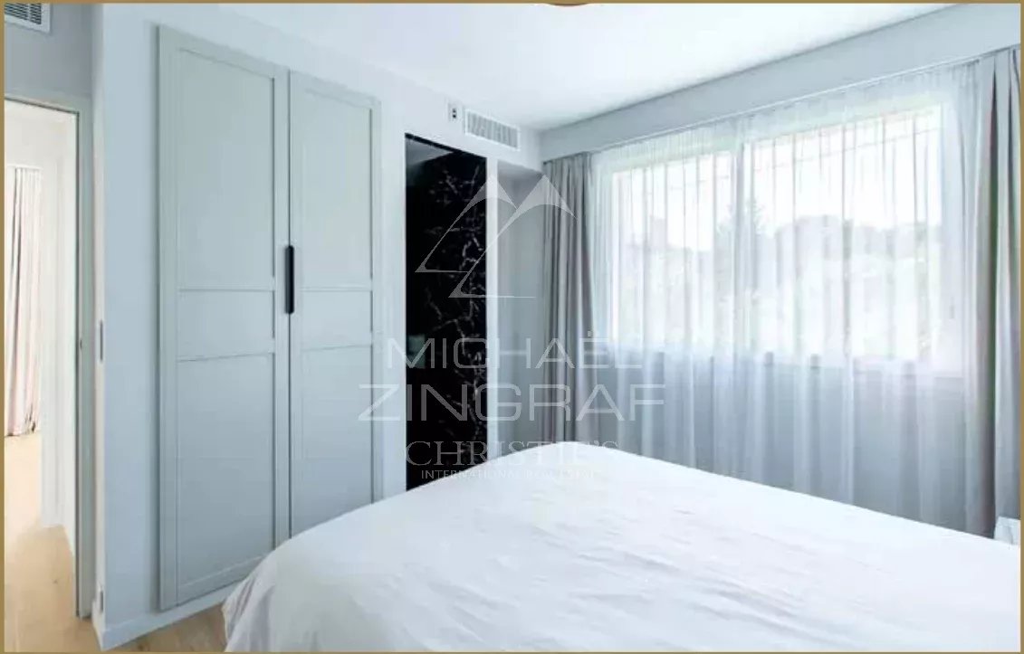 SPLENDID RENOVATED CONTEMPORARY VILLA OF 320 SQM LOCATED IN A PRIVATE ESTATE