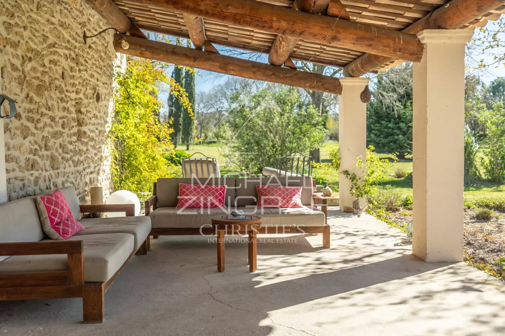 Mas provençal en pierre entouré d'oliviers