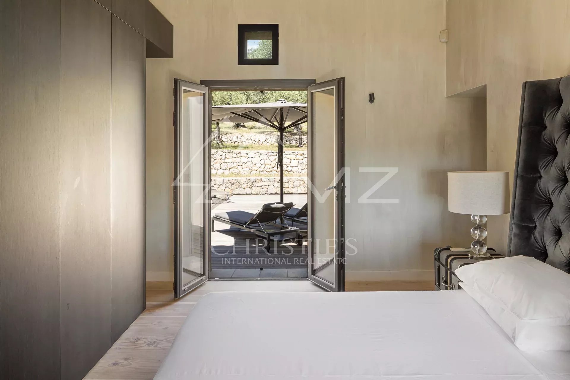 Exclusivité – Élégance intemporelle et panorama grandiose aux portes de Tourrettes