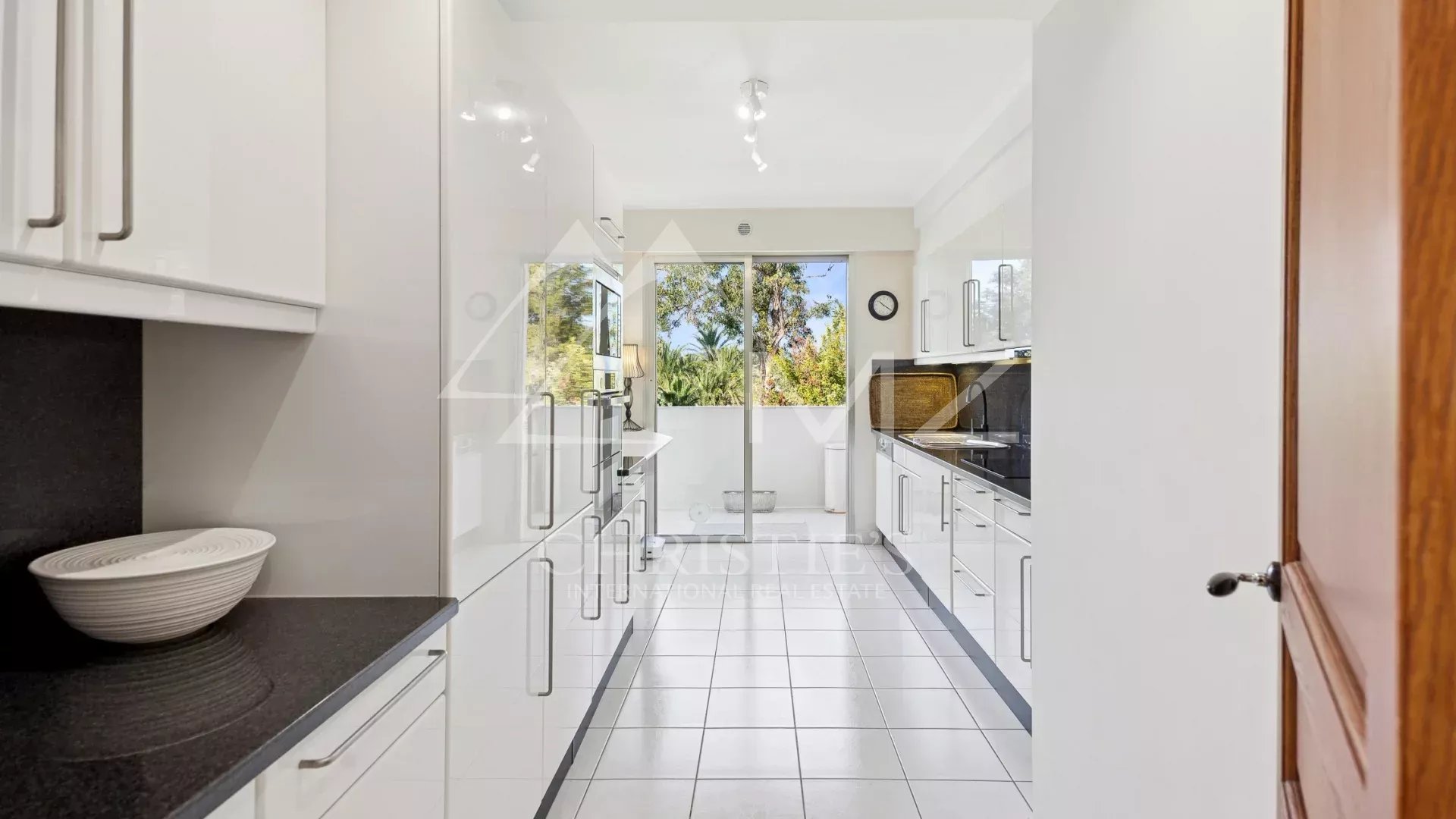 Superb 4-room corner apartment in a luxury residence