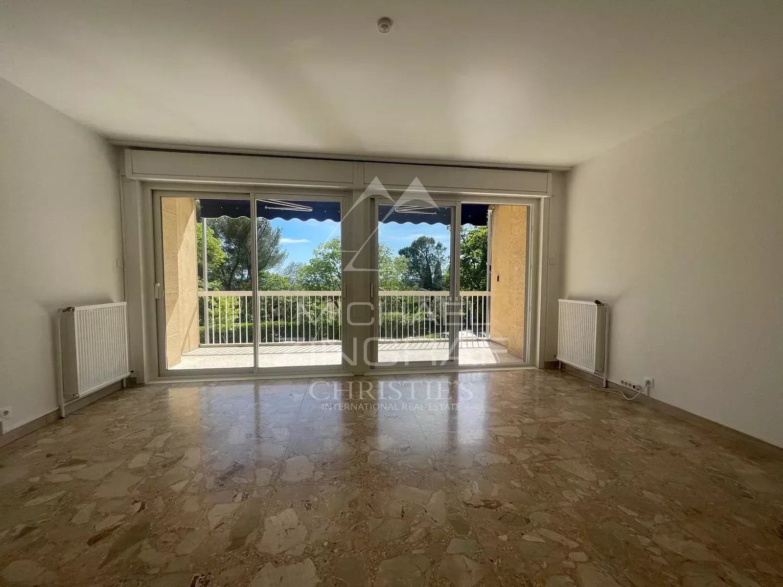 City center - 3 bedroom apartment with terrace and garage