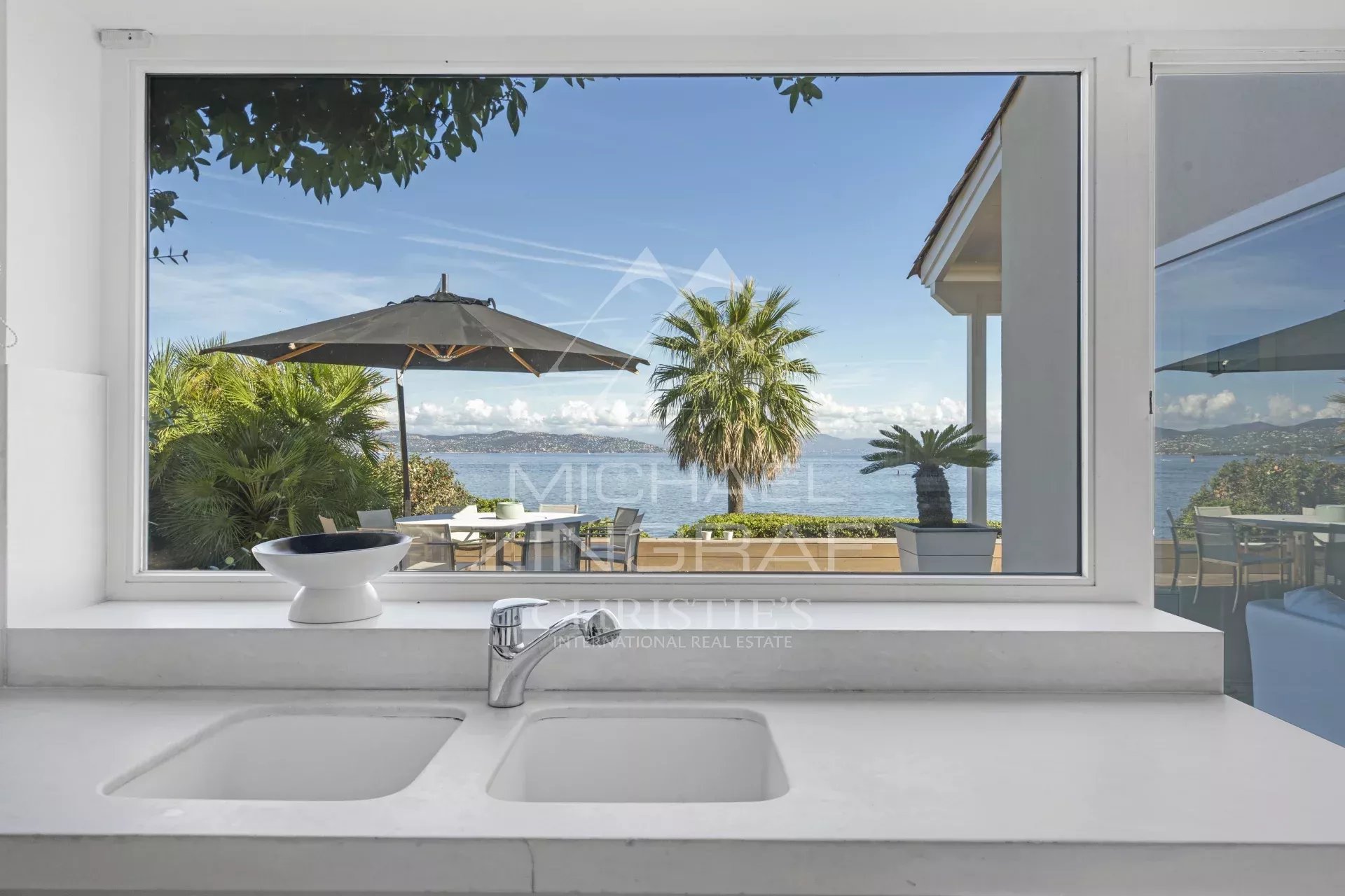 Villa d'Exception à Saint-Tropez - Front de Mer avec Vue Panoramique