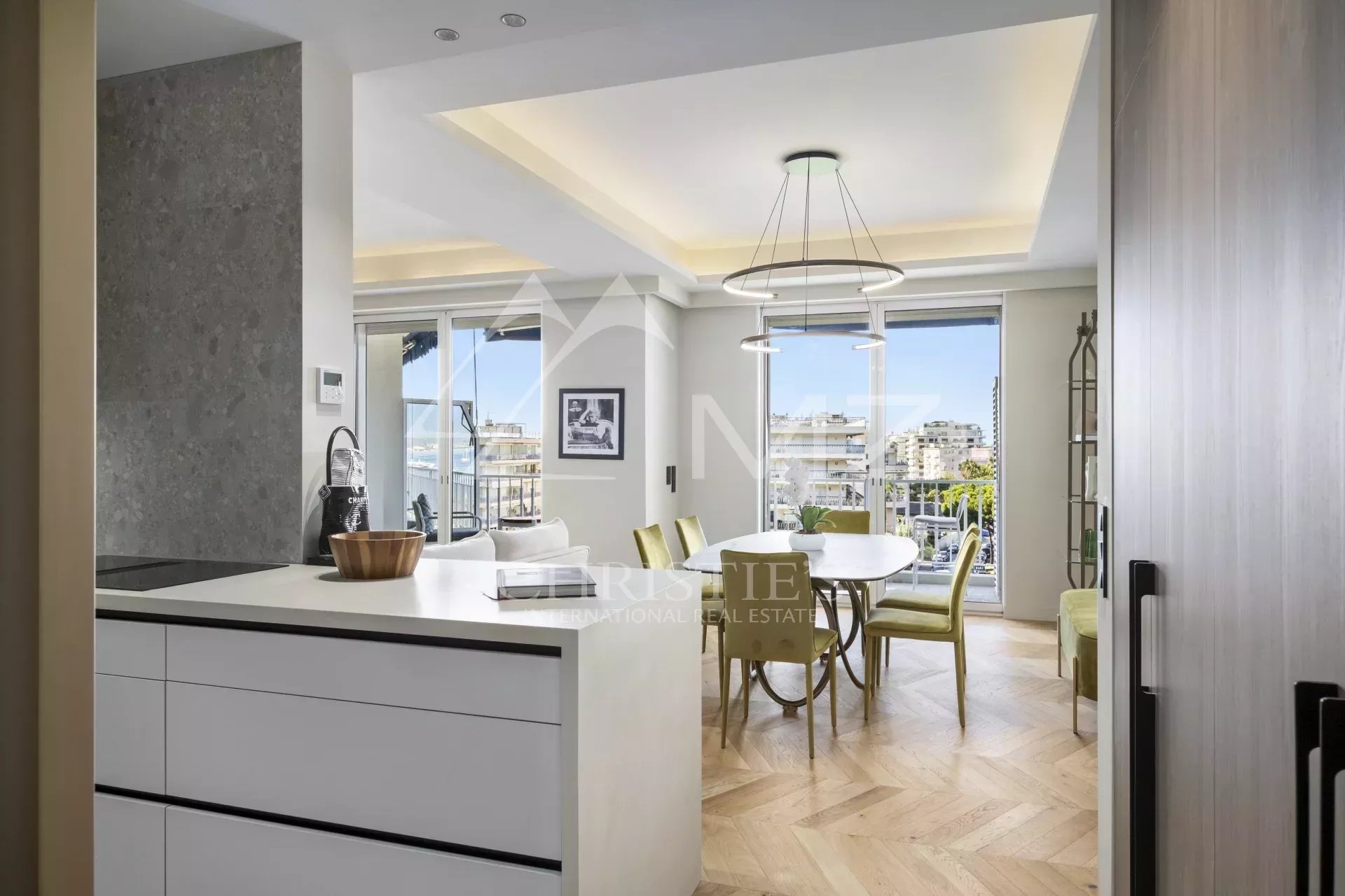 Cannes Croisette - Appartement 4 Pièces rénové - Vue mer - Etage élevé