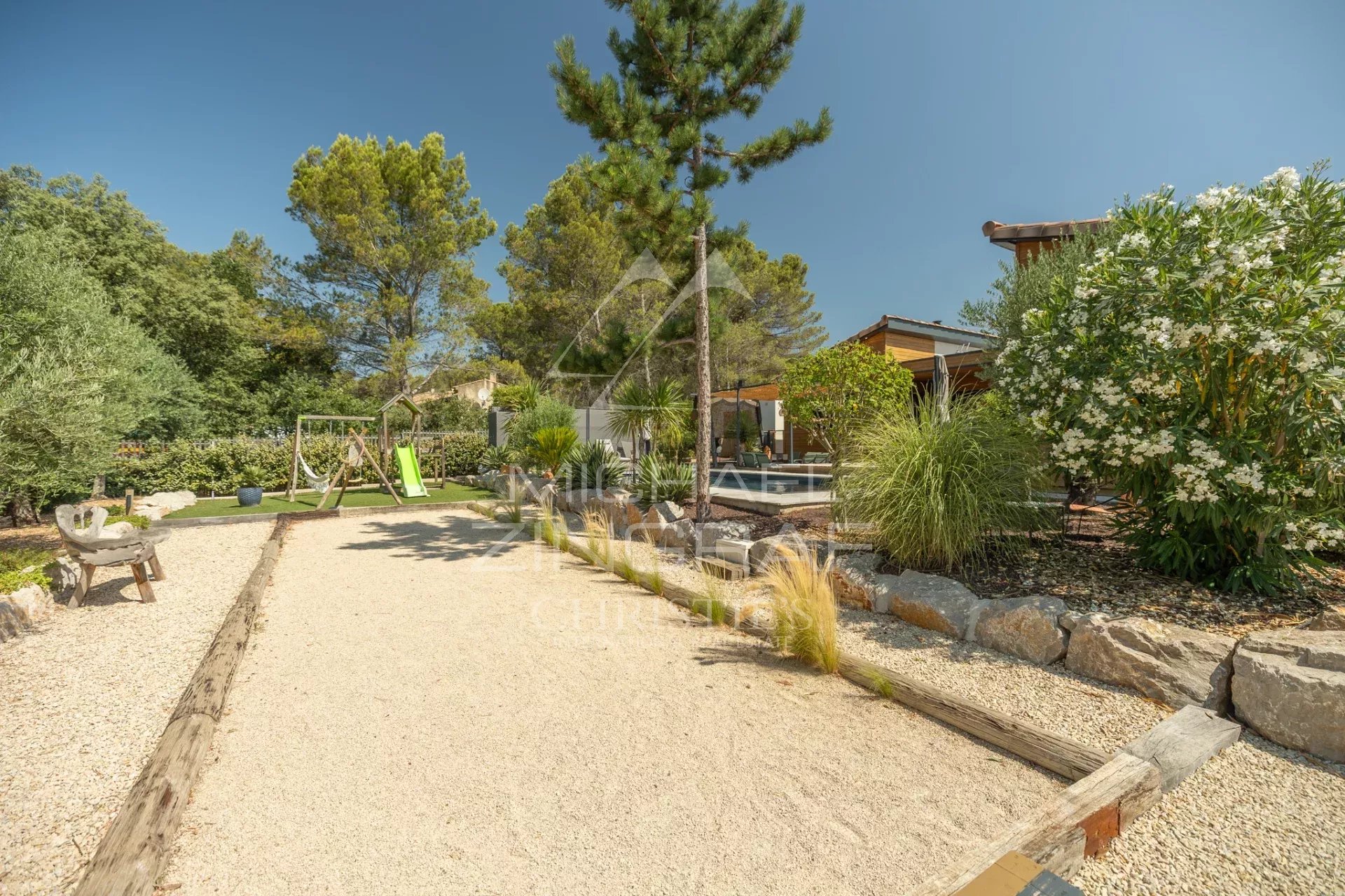 Zeitgenössisches Anwesen