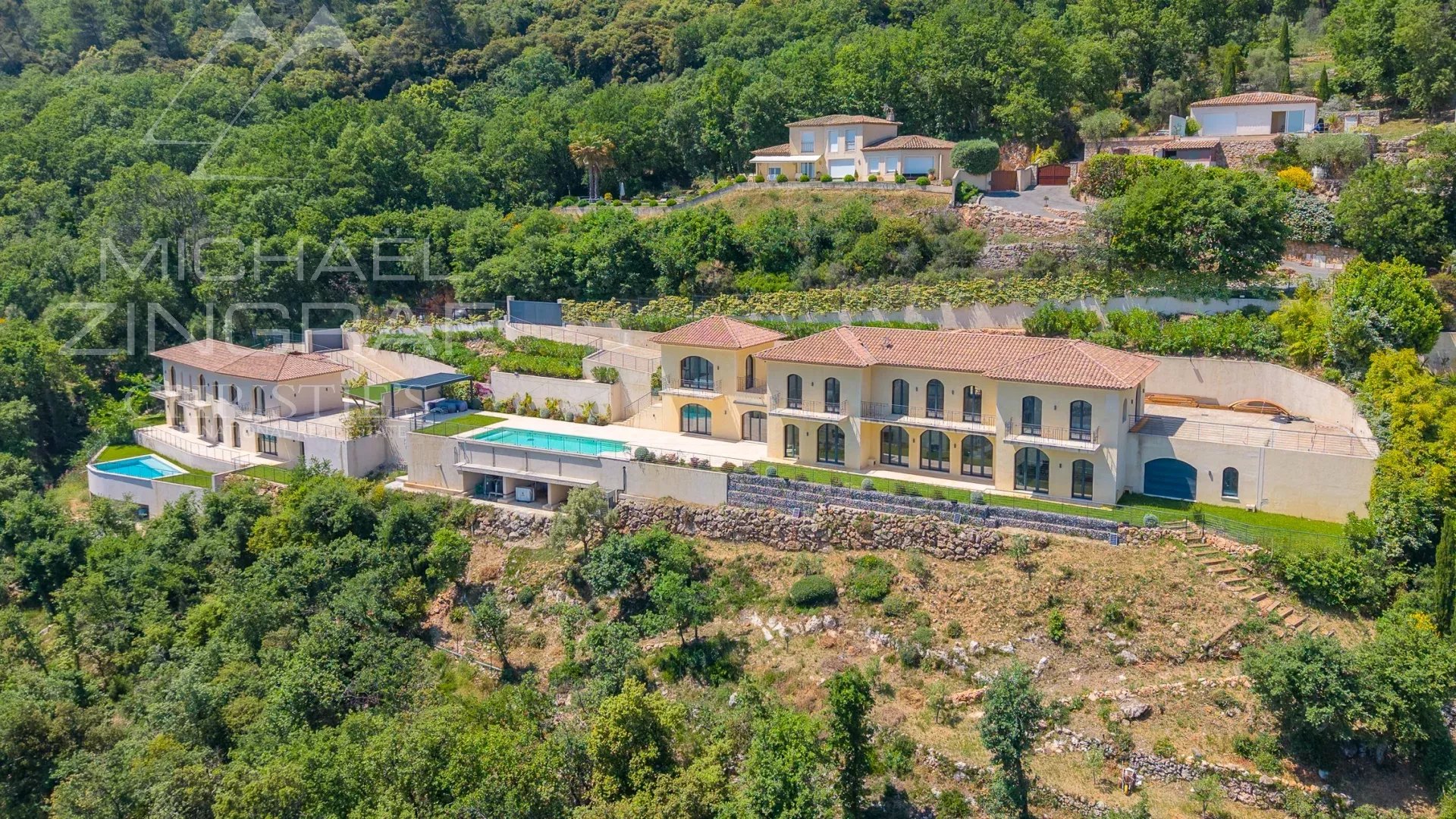 Villa au style épuré sur les balcons de la Riviera