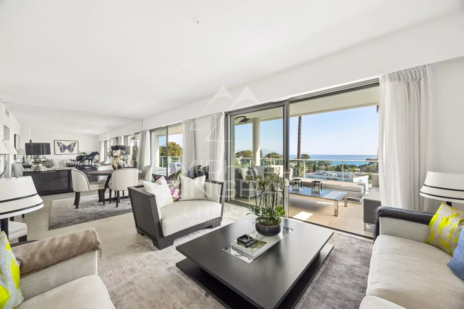 Exceptional Top-Floor 3-Bedroom Apartment – 360° Panoramic Sea View