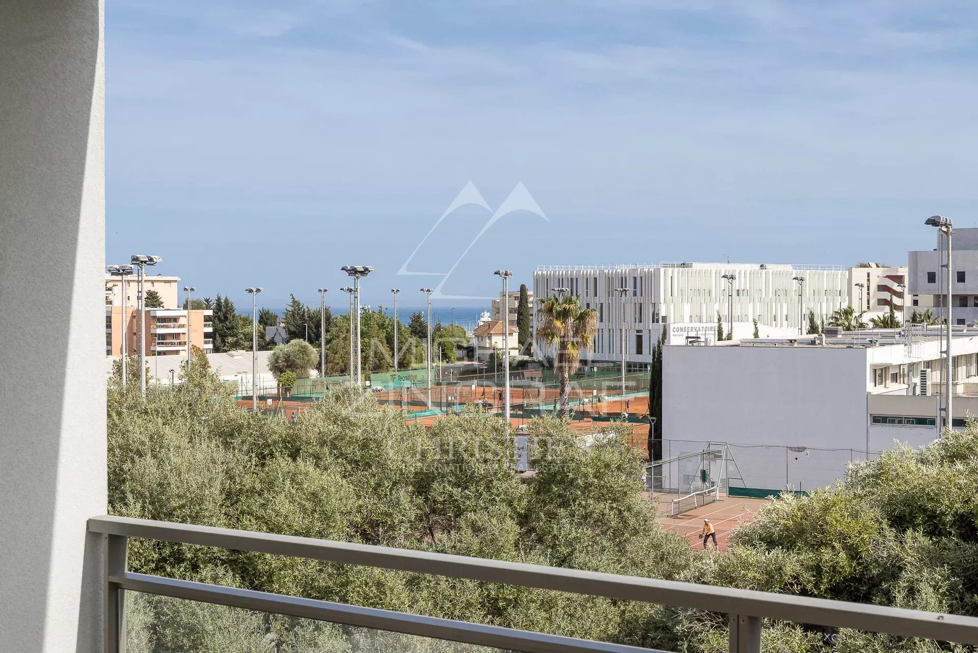 ANTIBES – DUPLEX DERNIER ÉTAGE – TERRASSES SUD – RÉSIDENCE RECENTE