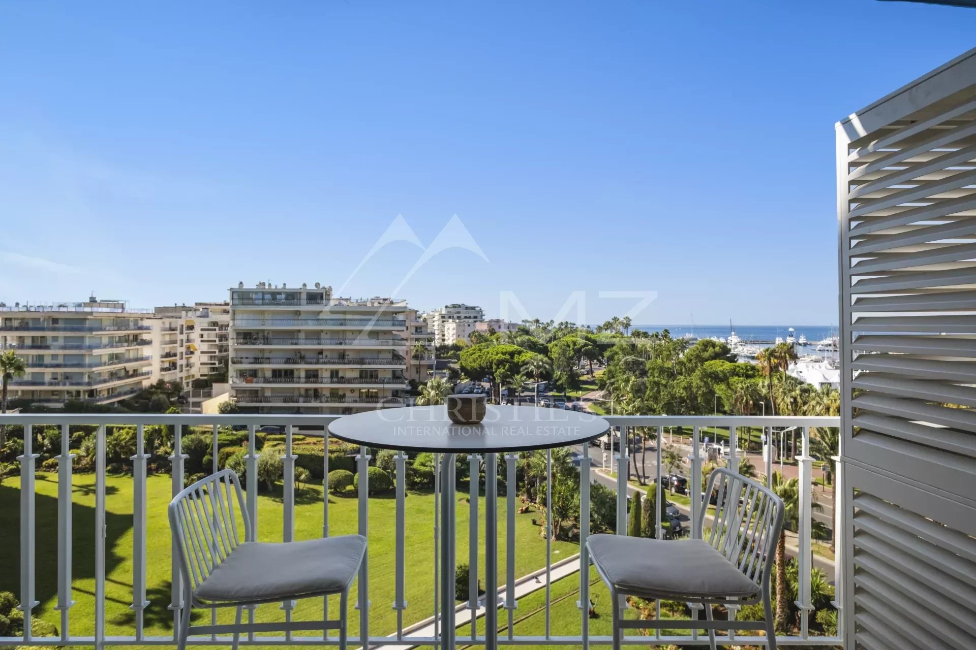 Cannes Croisette - Renovated 4-room flat - Sea view - High floor