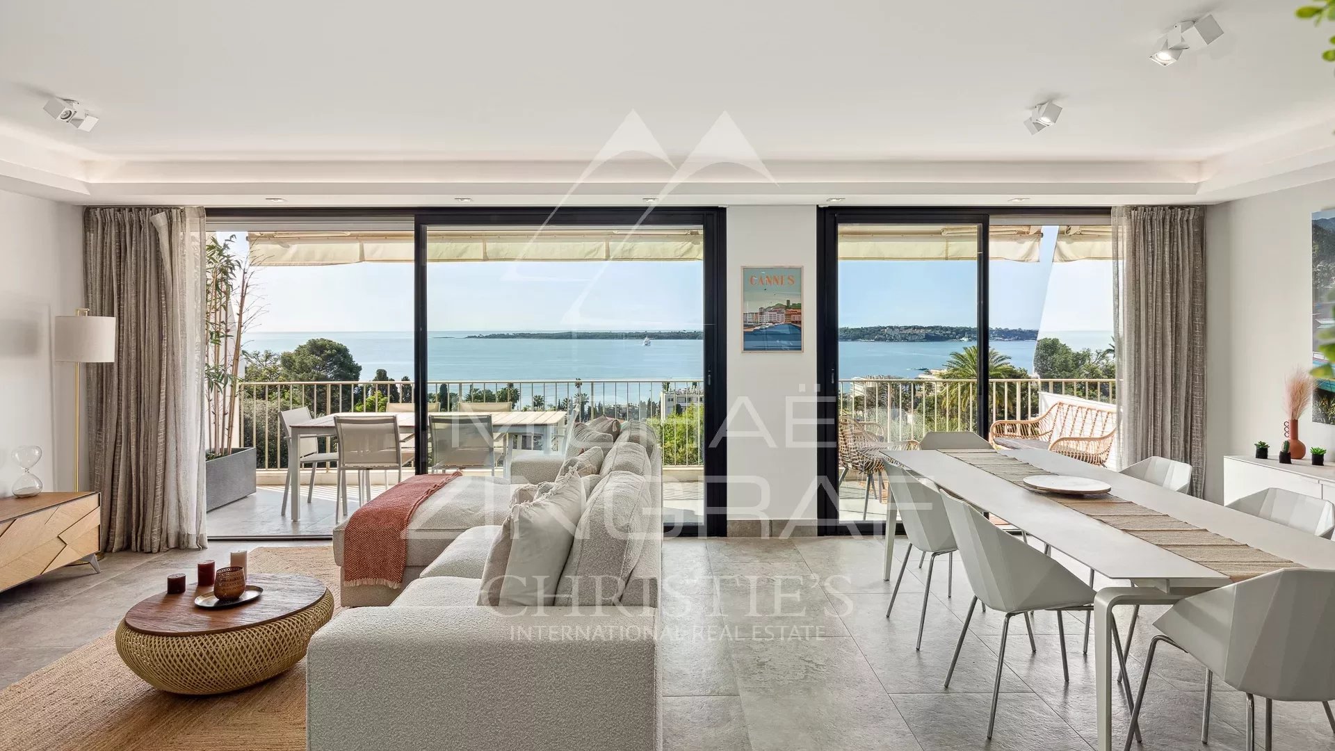 Top floor apartment with fantastic sea view