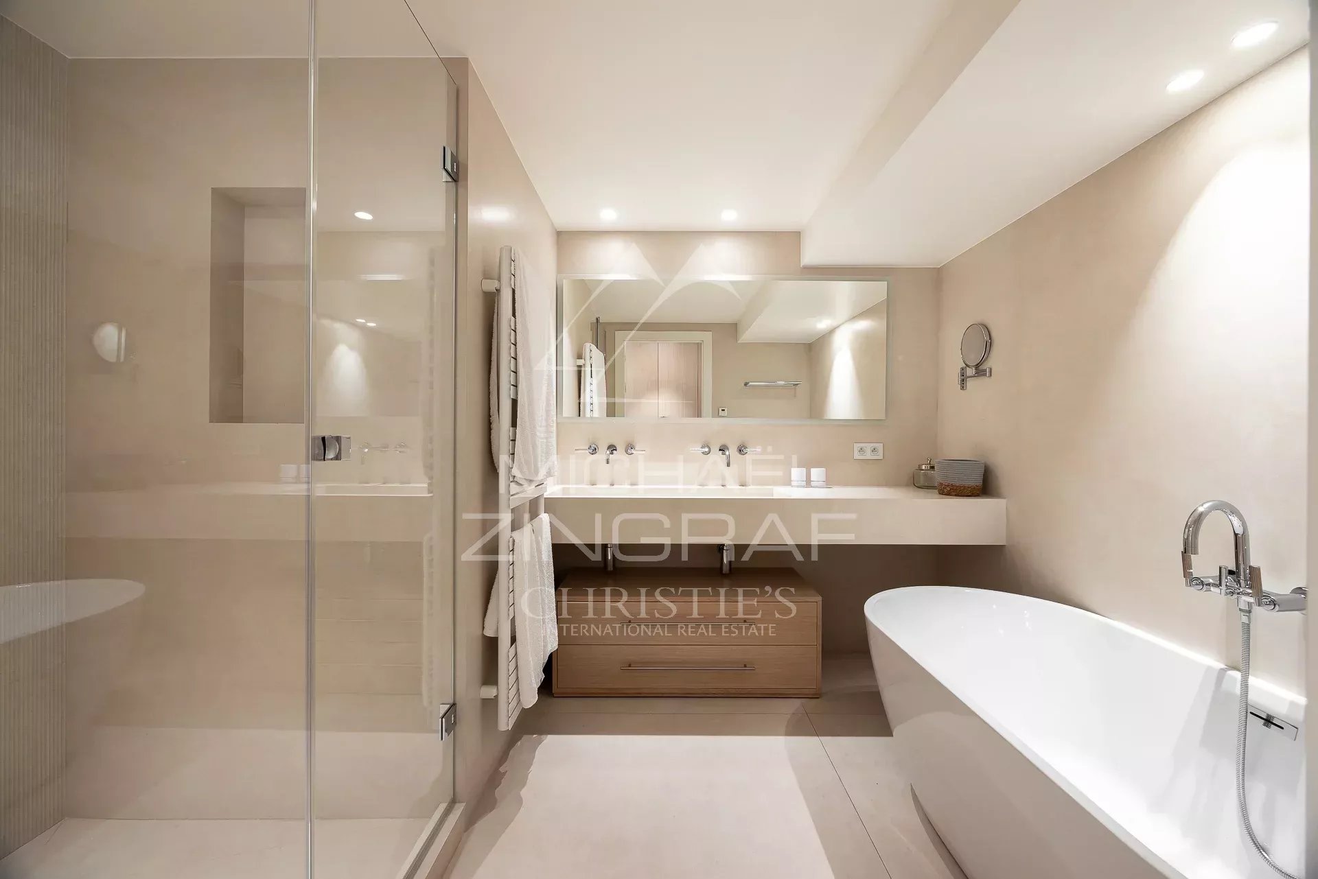OFF MARKET - CANNES LA CROISETTE - LUXURIOUS 6-ROOM APARTMENT