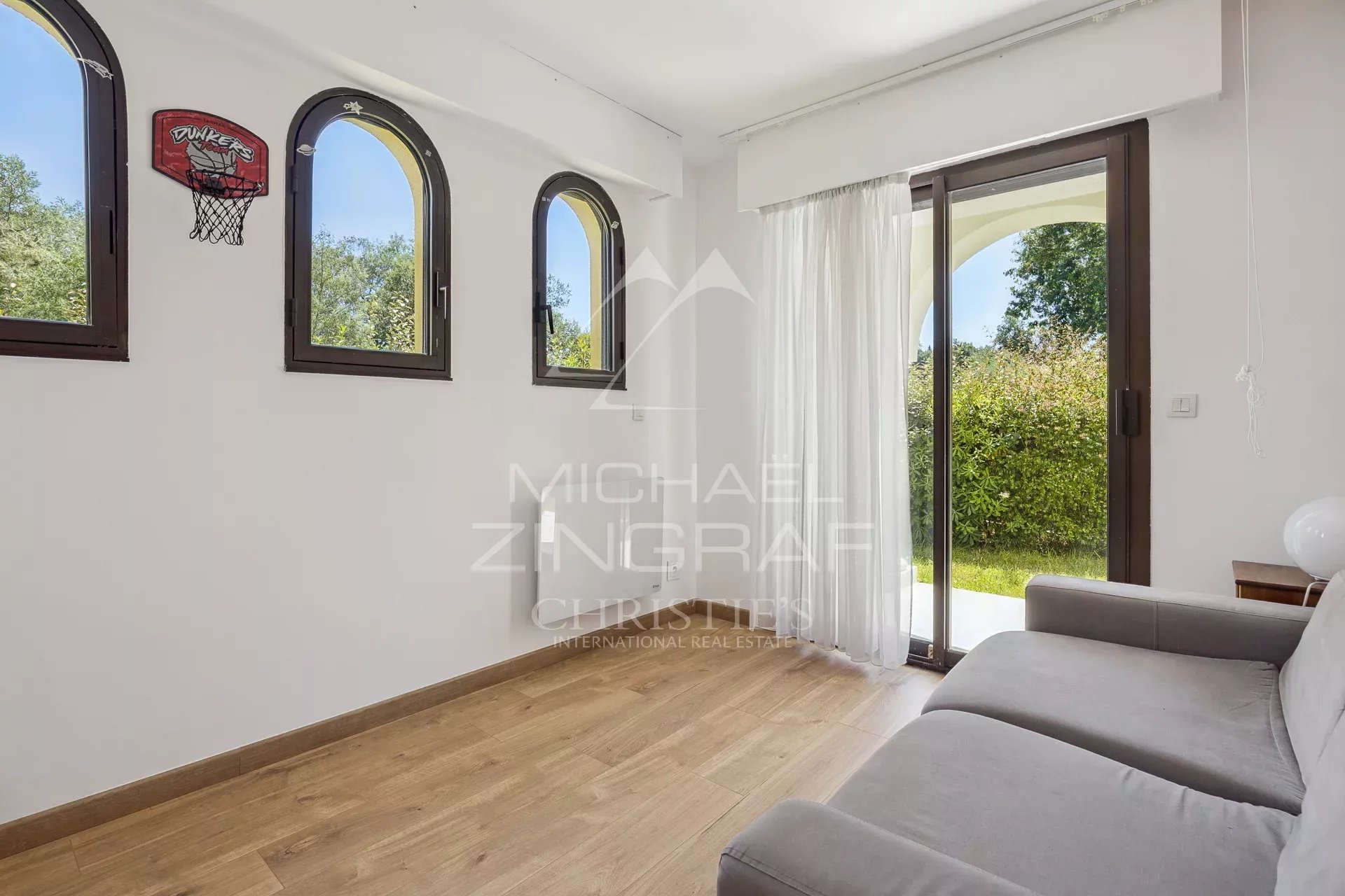 WOHNUNG IN EINER SICHEREN WOHNANLAGE