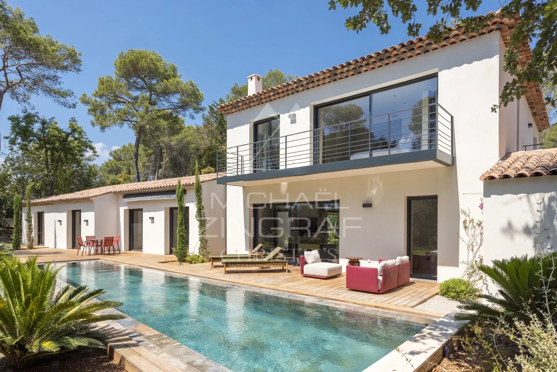 Mougins – Renovated family villa in a secluded estate