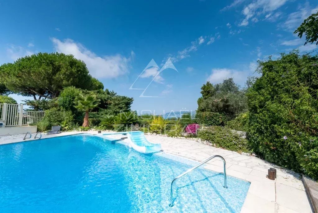 Antibes – Magnifique Appartement avec Vue Mer et Accès Piscine