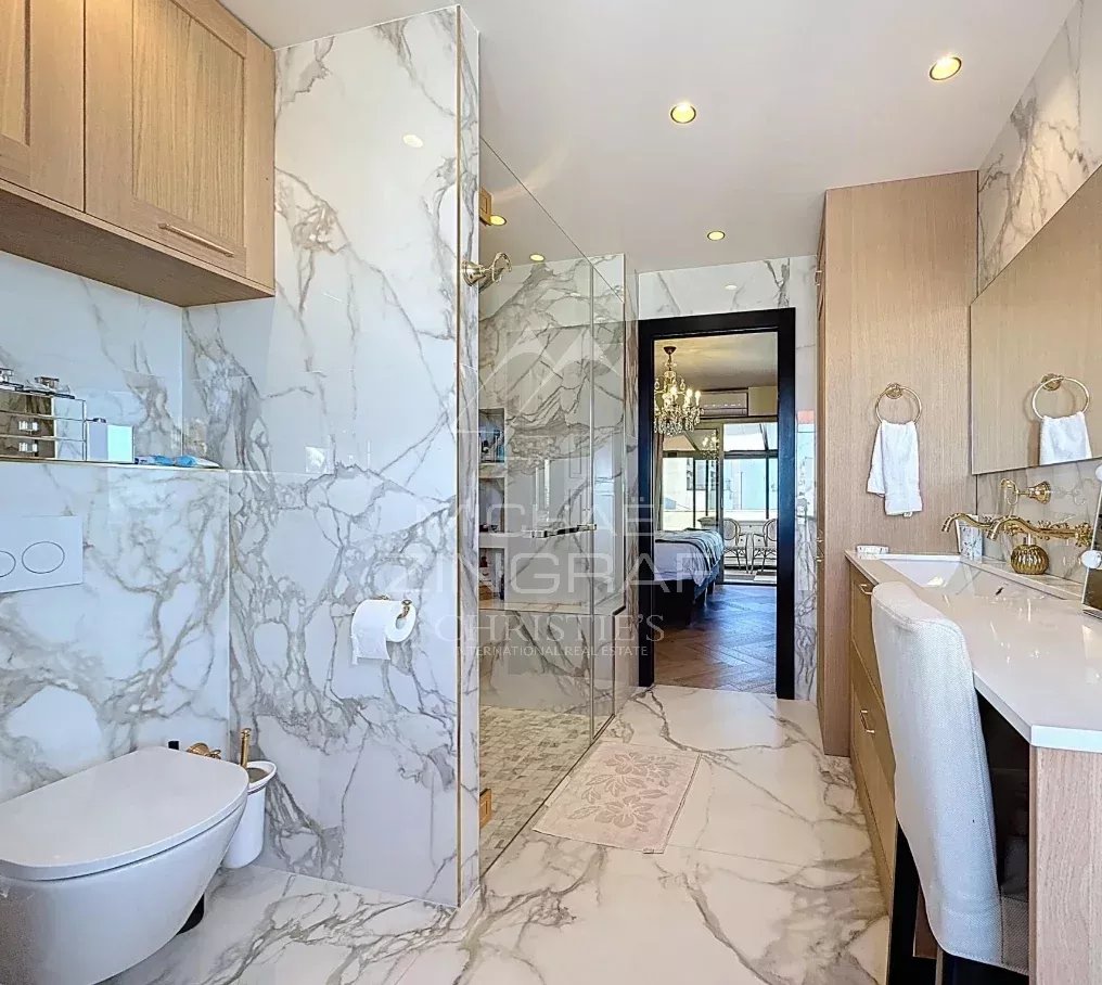 Juan-les-Pins – Außergewöhnliche Wohnung im obersten Stockwerk, großzügige Räume, Sonne und Meerblick