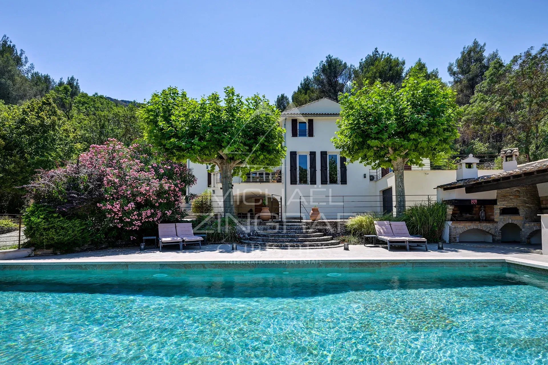Proche Aix-en-Provence, Élégante propriété avec piscine