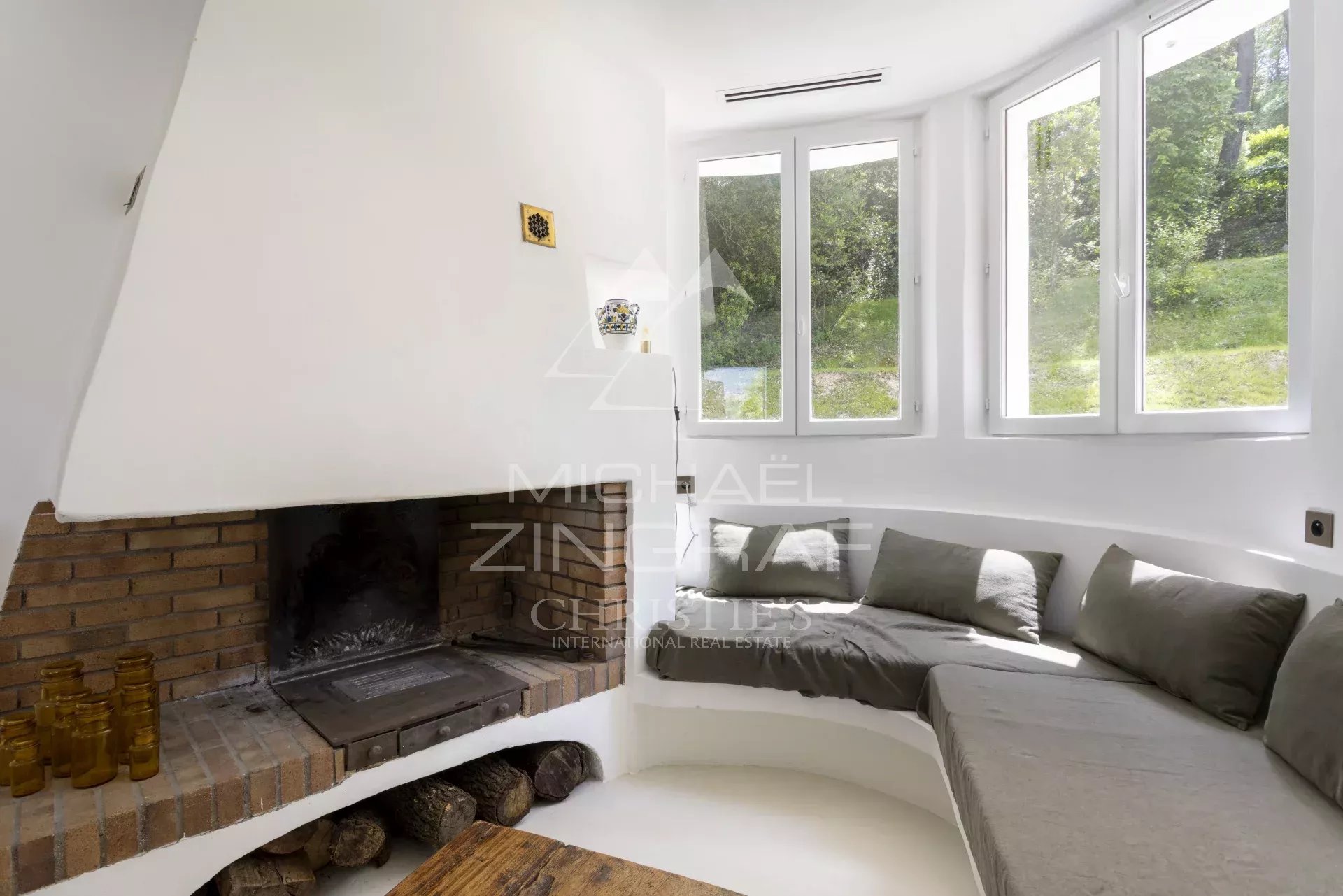 Roquefort-les-Pins: Elegante, Komplettrenovierte Immobilie